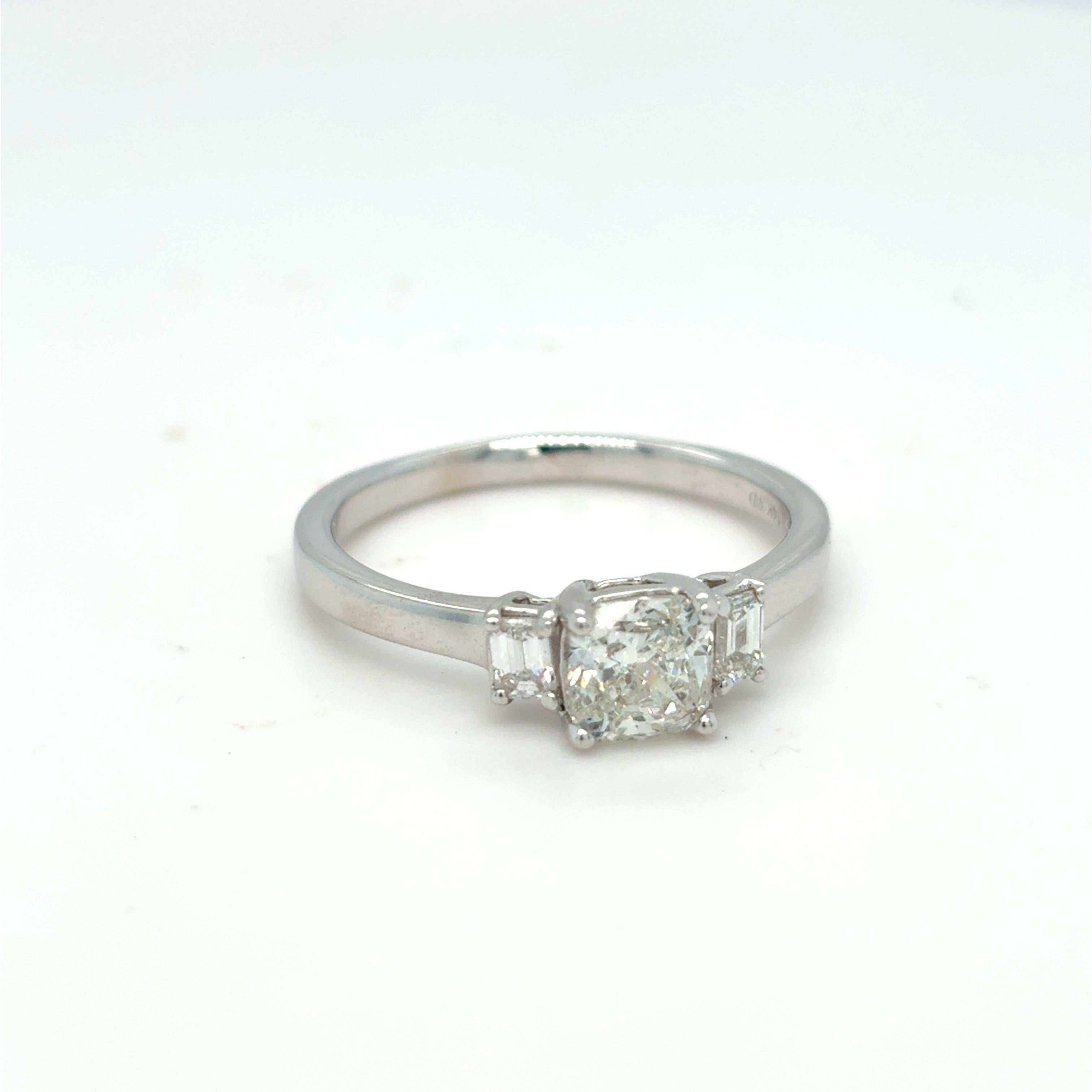 Artisan Bague à trois pierres en diamant taillé en coussin de 1,30 carat en vente