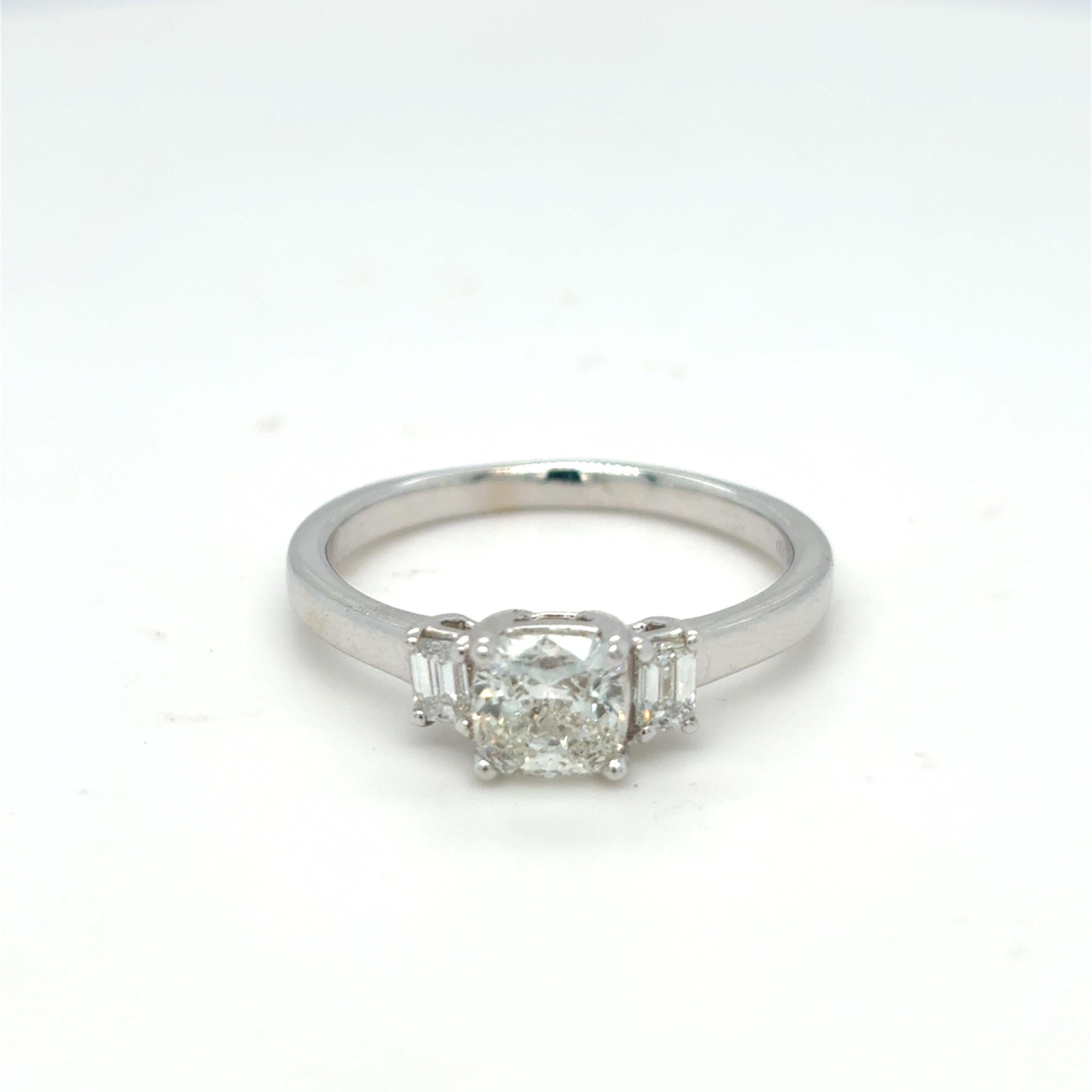 Taille coussin Bague à trois pierres en diamant taillé en coussin de 1,30 carat en vente