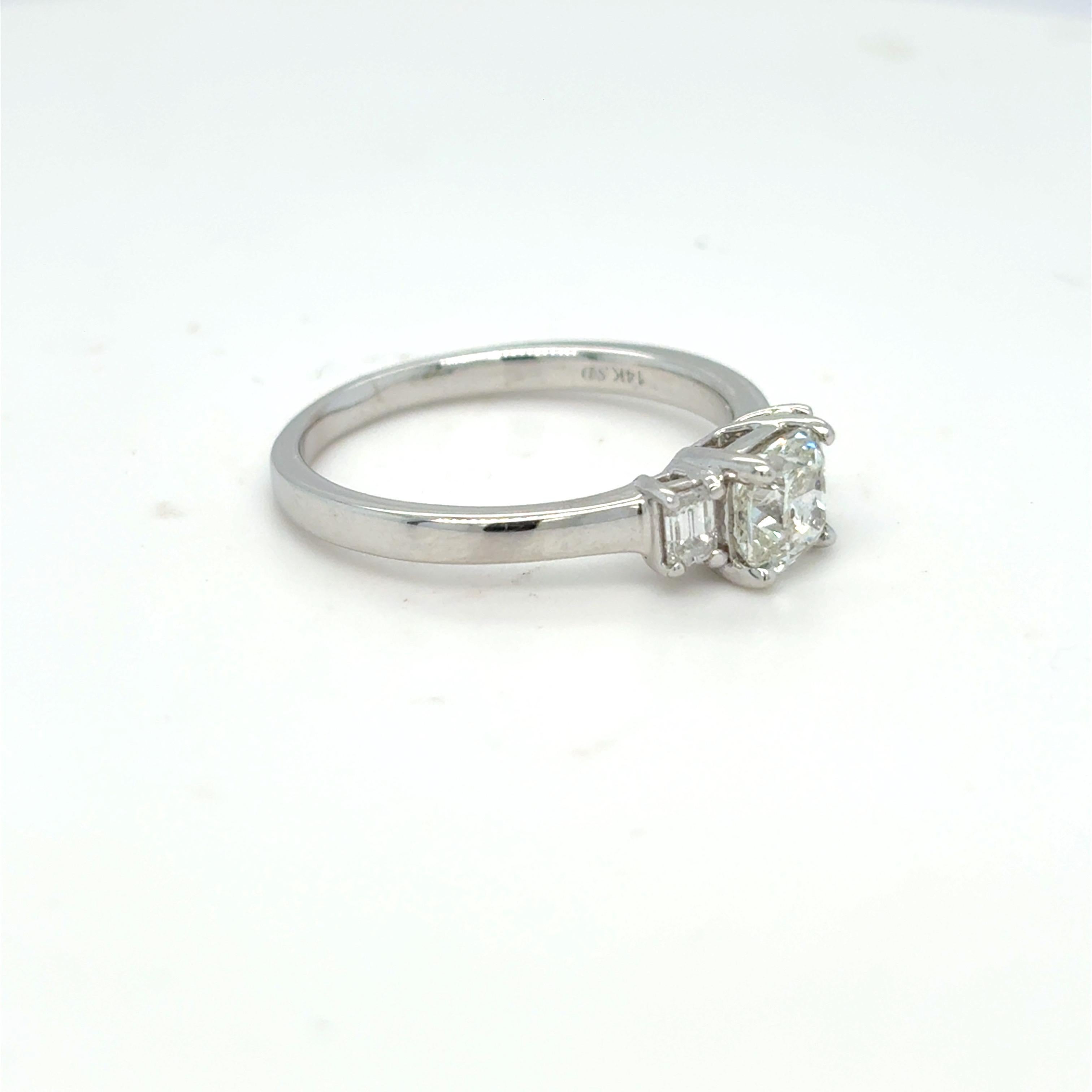 Bague à trois pierres en diamant taillé en coussin de 1,30 carat Neuf - En vente à Trumbull, CT
