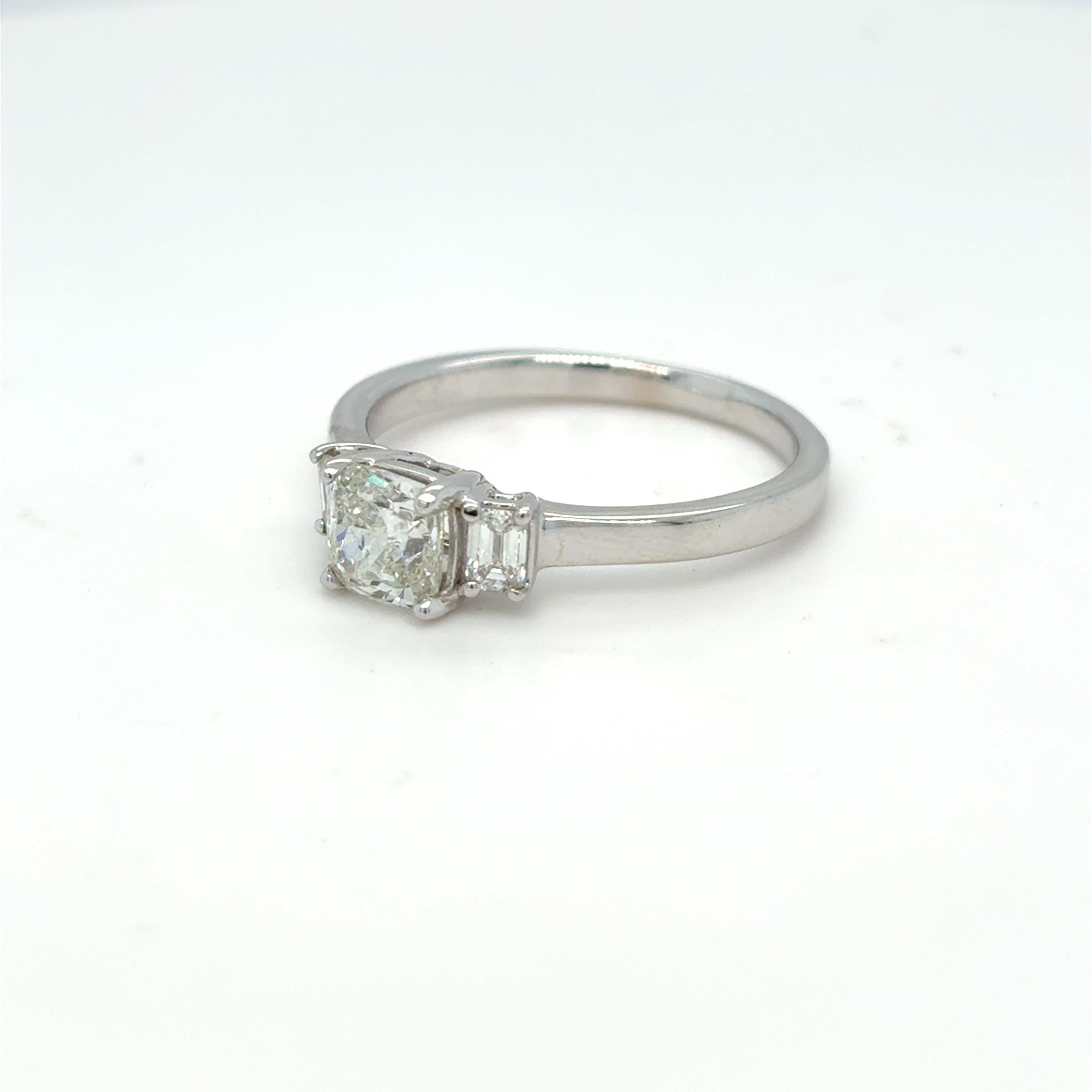 Bague à trois pierres en diamant taillé en coussin de 1,30 carat en vente 2