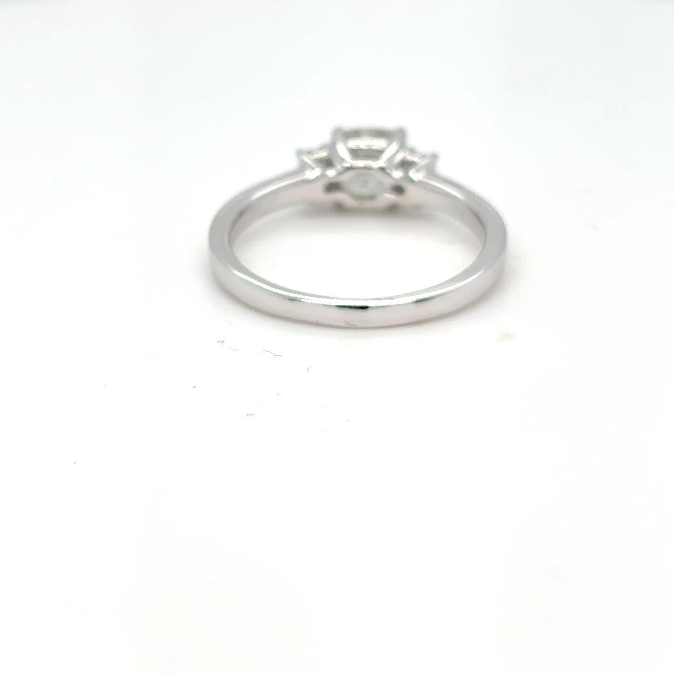 Bague à trois pierres en diamant taillé en coussin de 1,30 carat en vente 3