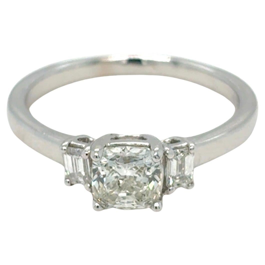Bague à trois pierres en diamant taillé en coussin de 1,30 carat en vente