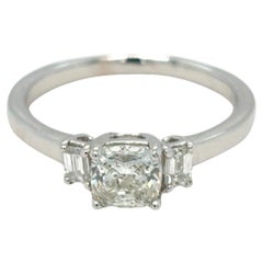 Bague à trois pierres en diamant taillé en coussin de 1,30 carat