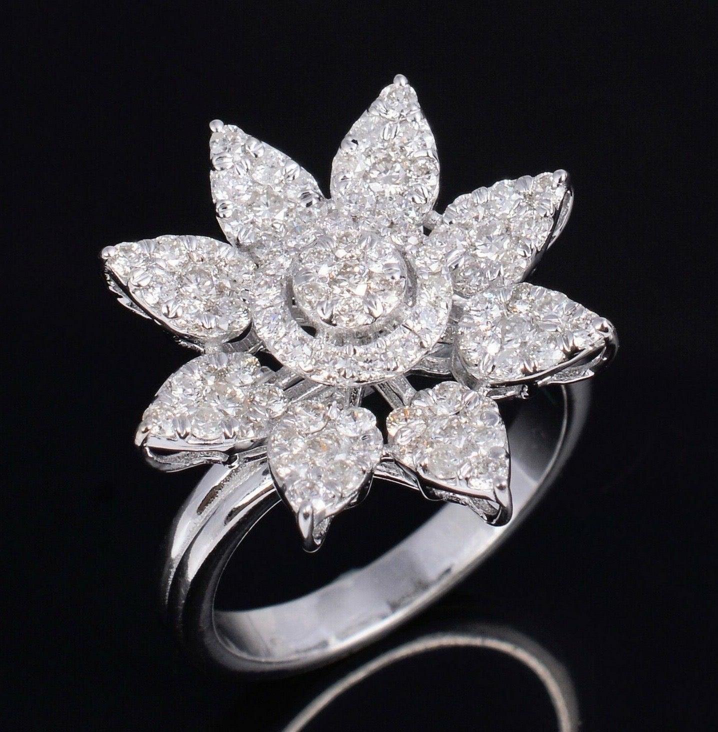 En vente :  Bague fleur en or blanc 18 carats avec diamants de 1,30 carat 4