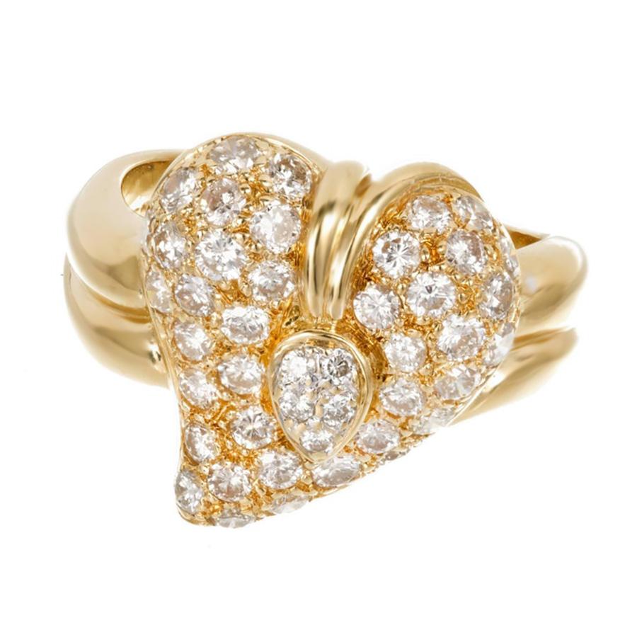 Découvrez un délice d'élégance avec notre bague de cocktail en or jaune avec dôme en diamant de 1,30 ct. Le dôme en forme de cœur est orné de 49 diamants ronds étincelants qui captent la lumière à chaque mouvement. La monture en or jaune 18 carats