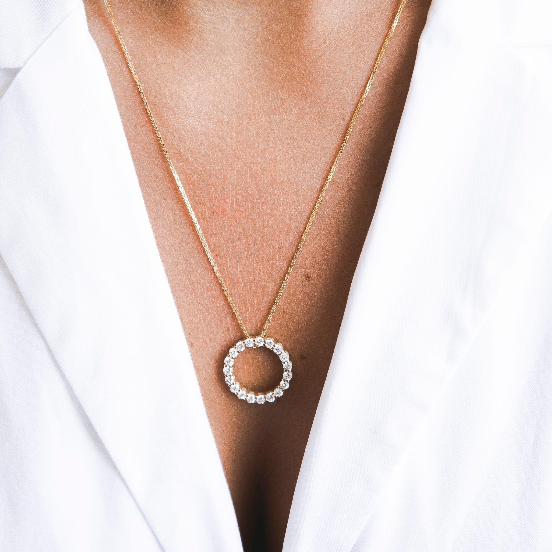 Contemporain Shlomit Rogel, collier d'éternité en or jaune 14 carats avec cercle ouvert et diamants de 1,30 carat en vente