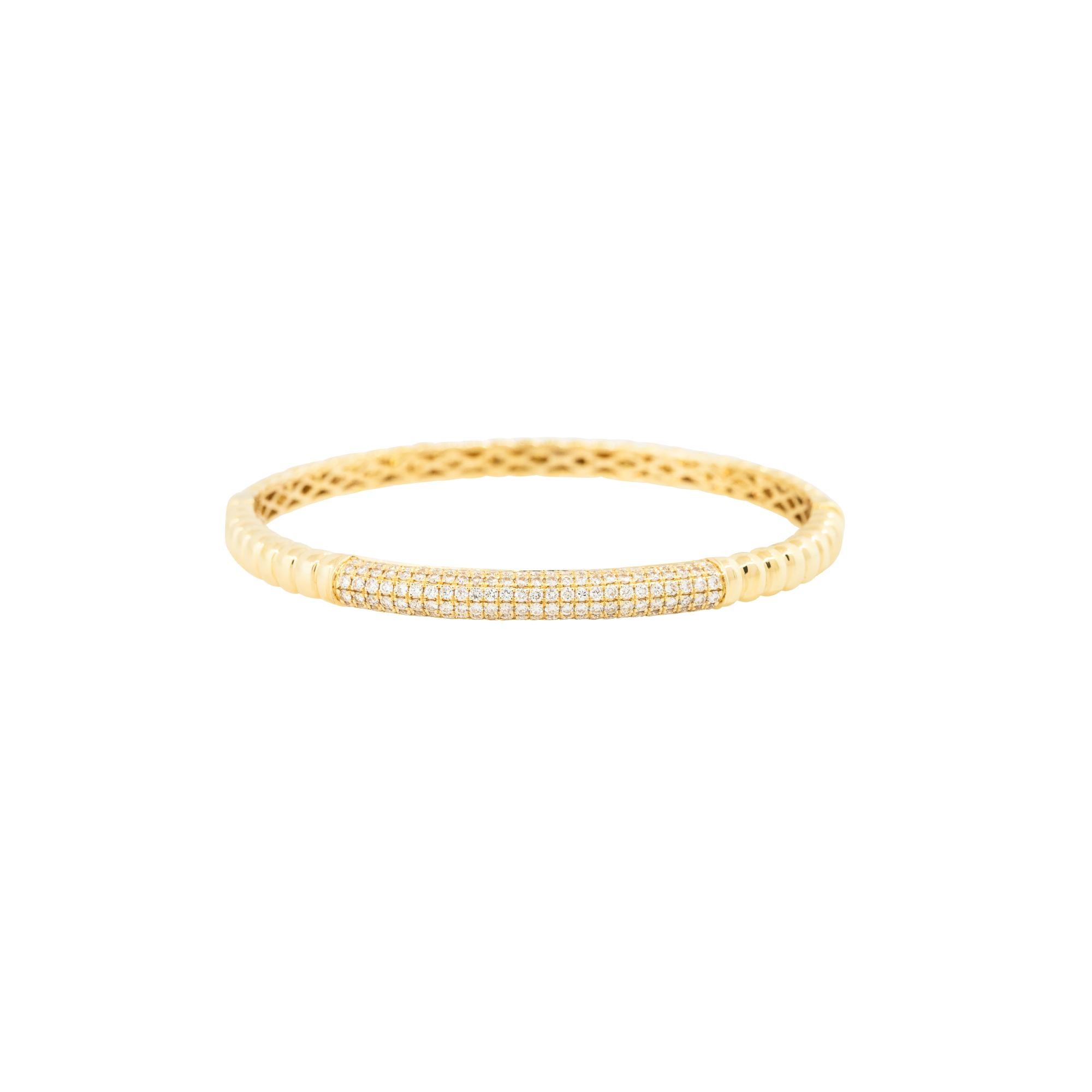 Taille ronde Bracelet jonc côtelé en or 18 carats avec diamants de 1,30 carat en vente