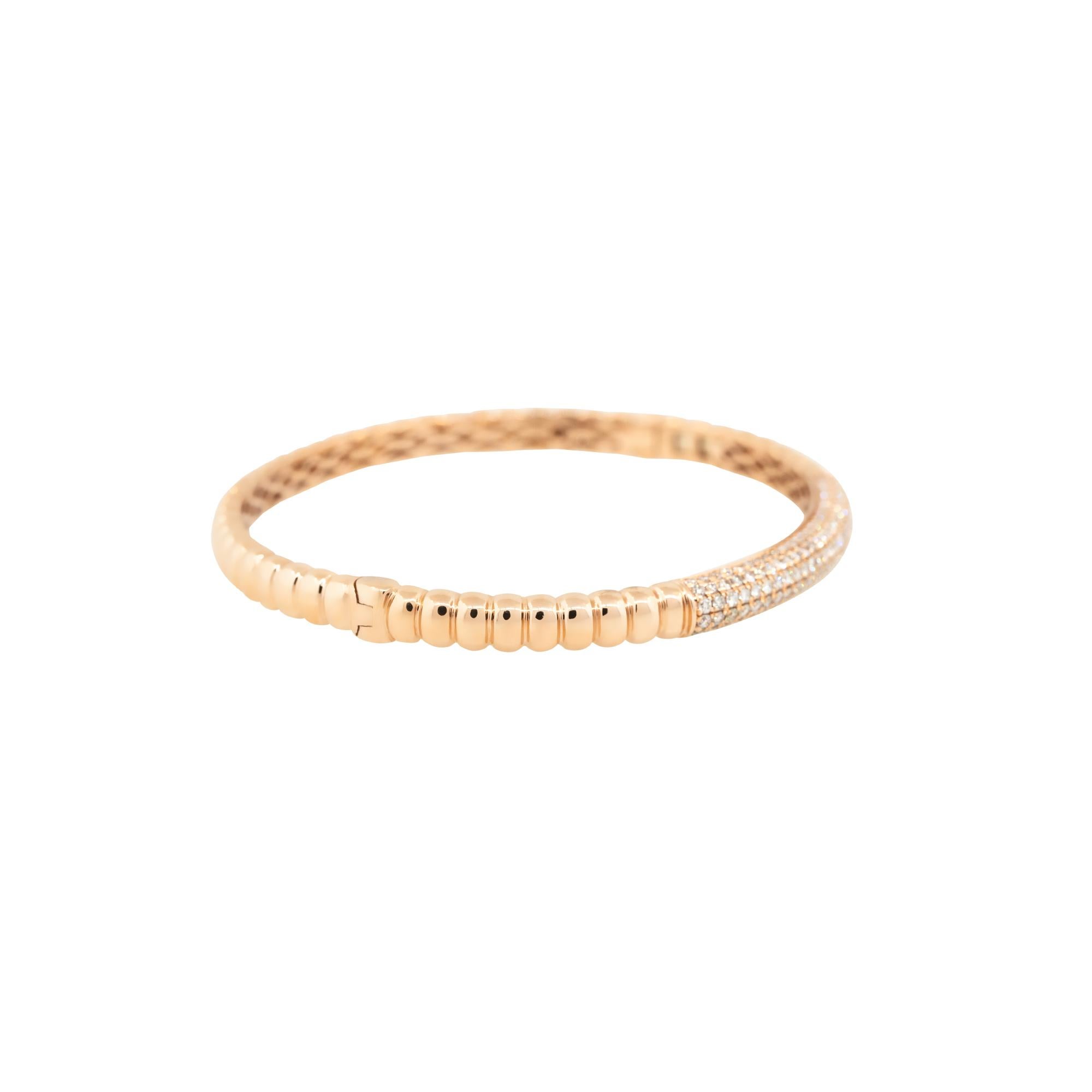 Taille ronde Bracelet jonc côtelé en or 18 carats avec diamants de 1,30 carat en vente