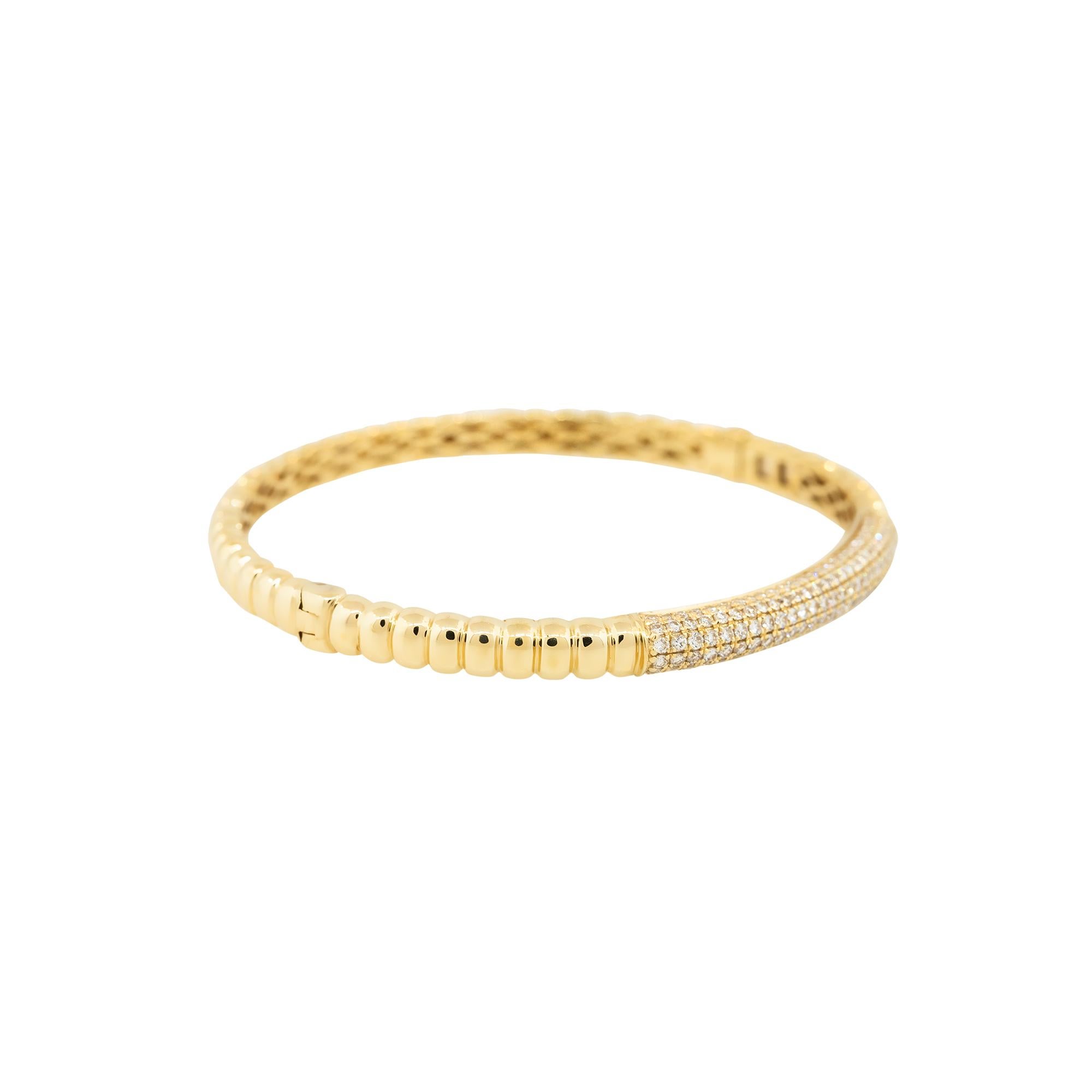 Bracelet jonc côtelé en or 18 carats avec diamants de 1,30 carat Excellent état - En vente à Boca Raton, FL