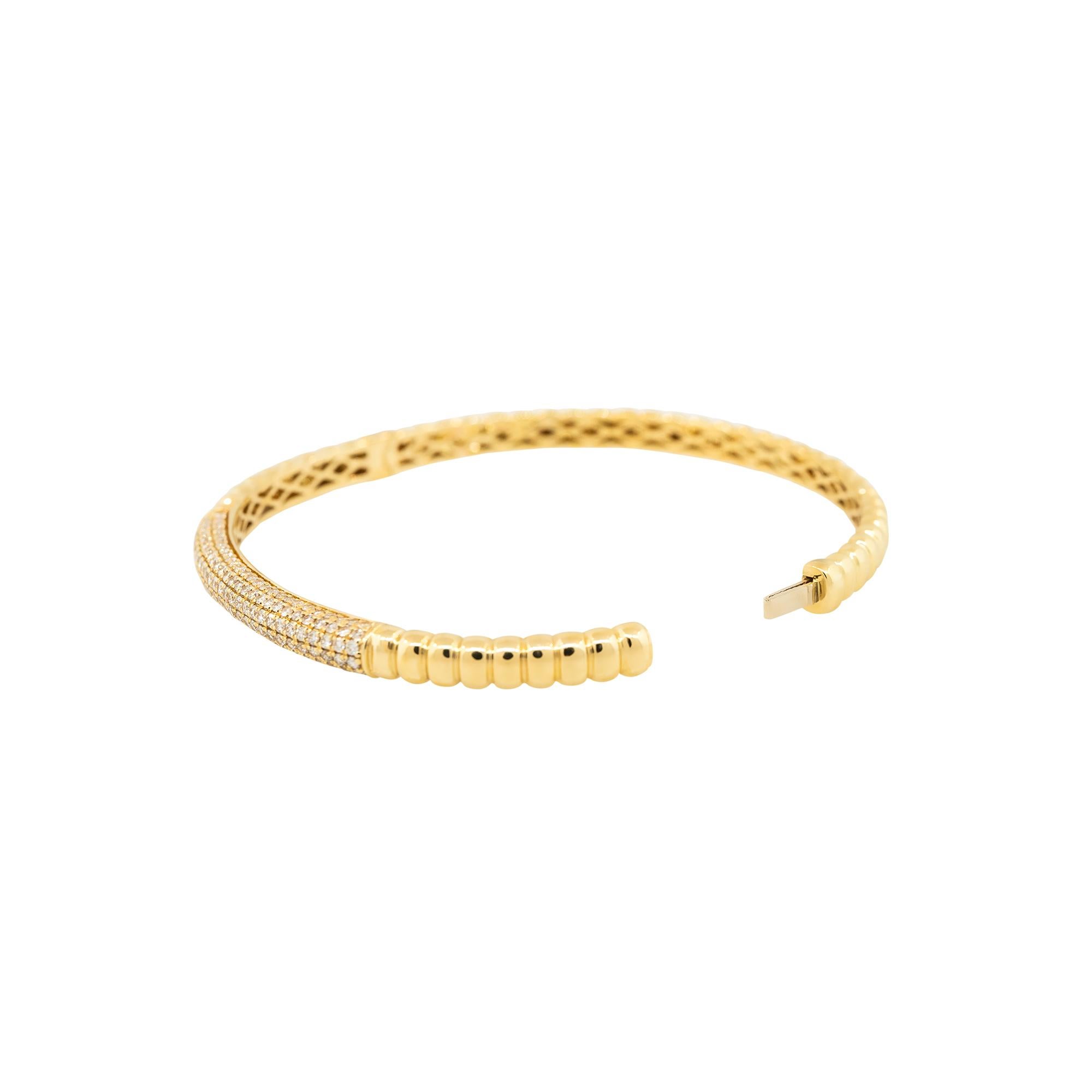 Bracelet jonc côtelé en or 18 carats avec diamants de 1,30 carat Pour femmes en vente