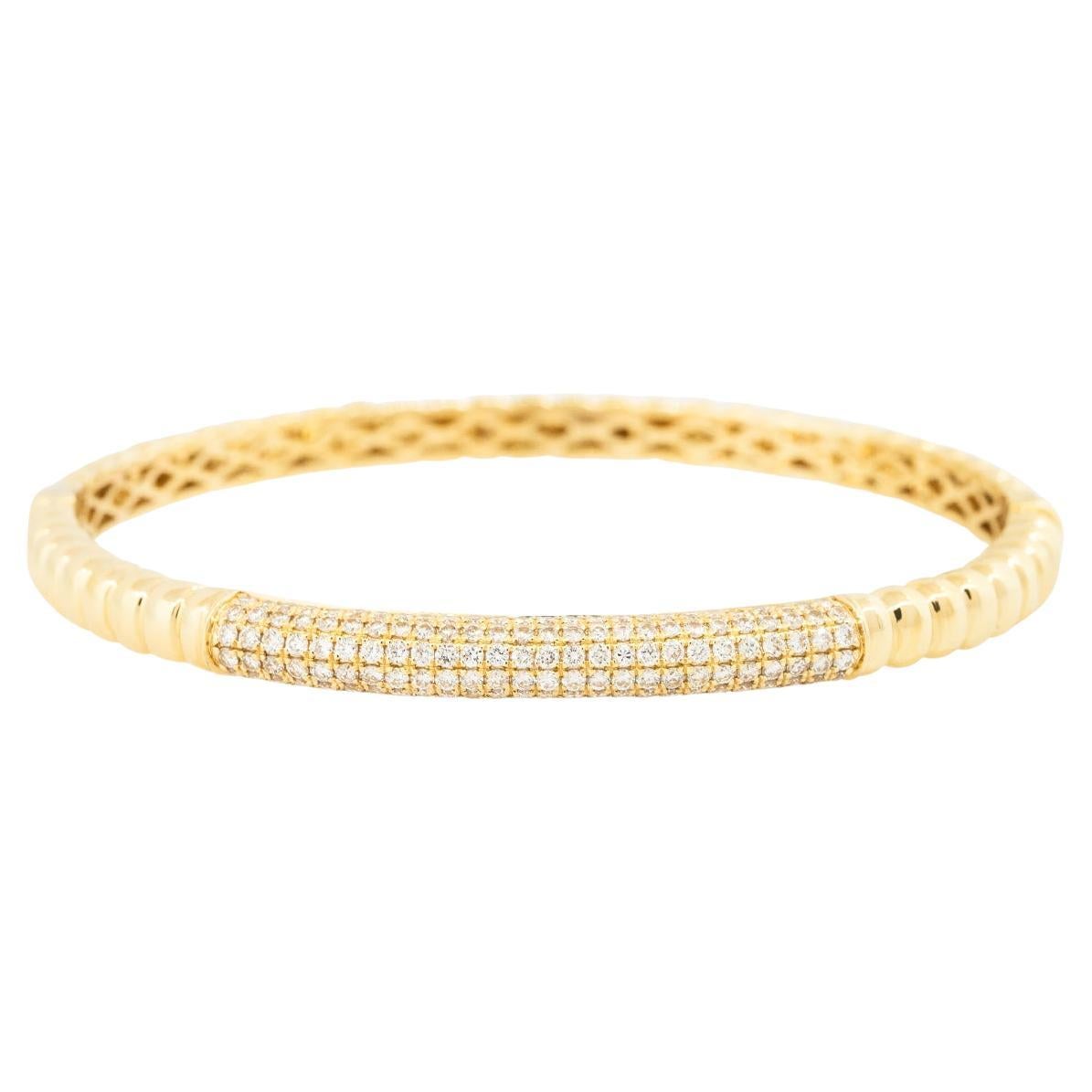 Bracelet jonc côtelé en or 18 carats avec diamants de 1,30 carat en vente