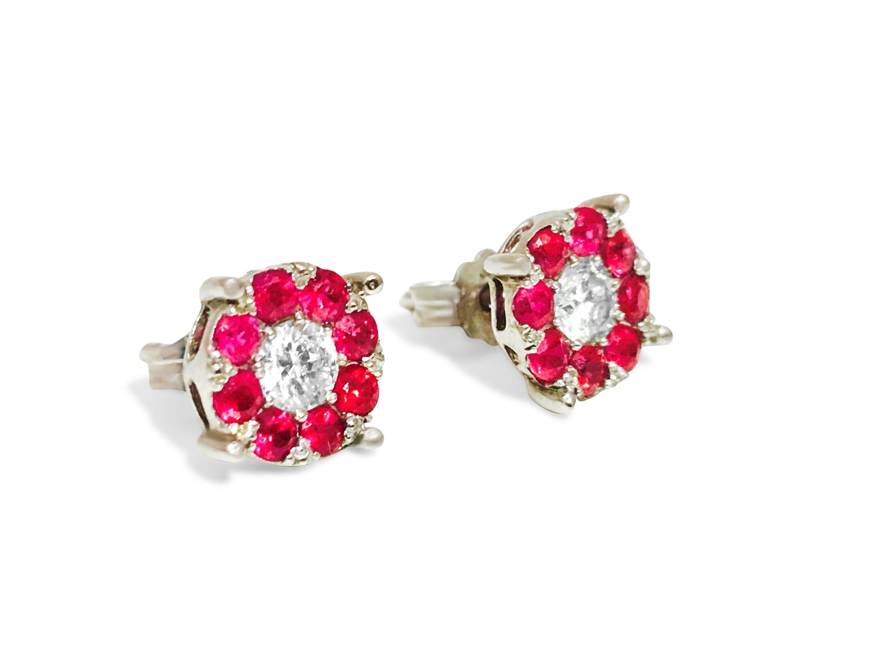 Taglio brillante Borchie con diamanti e rubini da 1,30 carati in oro bianco 14K in vendita
