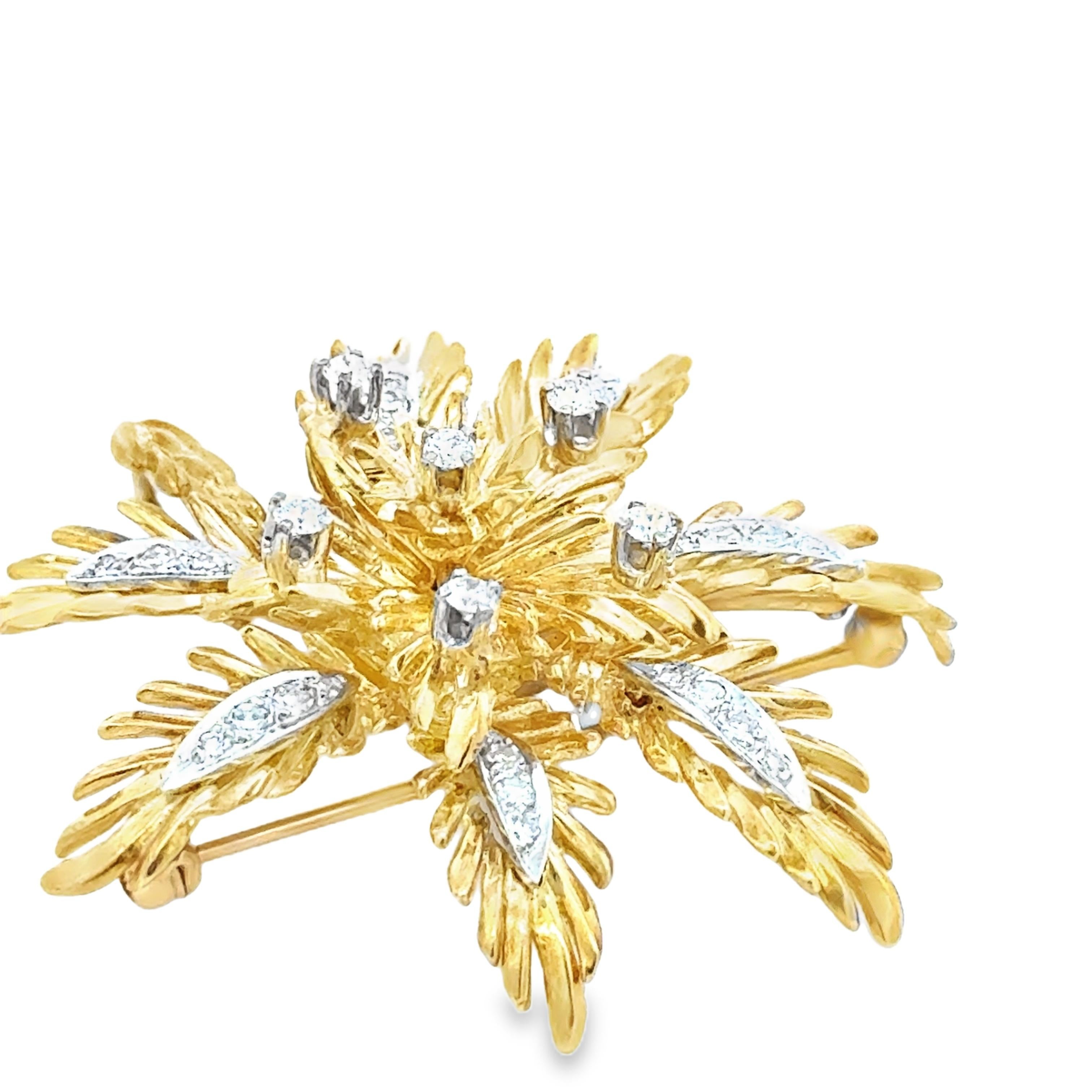 Diese Brosche aus leuchtendem 18-karätigem Gelbgold mit Platin-Akzenten strahlt zeitlosen Glamour aus. Das Schmuckstück ist mit einem dynamischen Blumenmotiv gestaltet und zeigt in der Mitte eine Blüte aus geschichteten, strukturierten