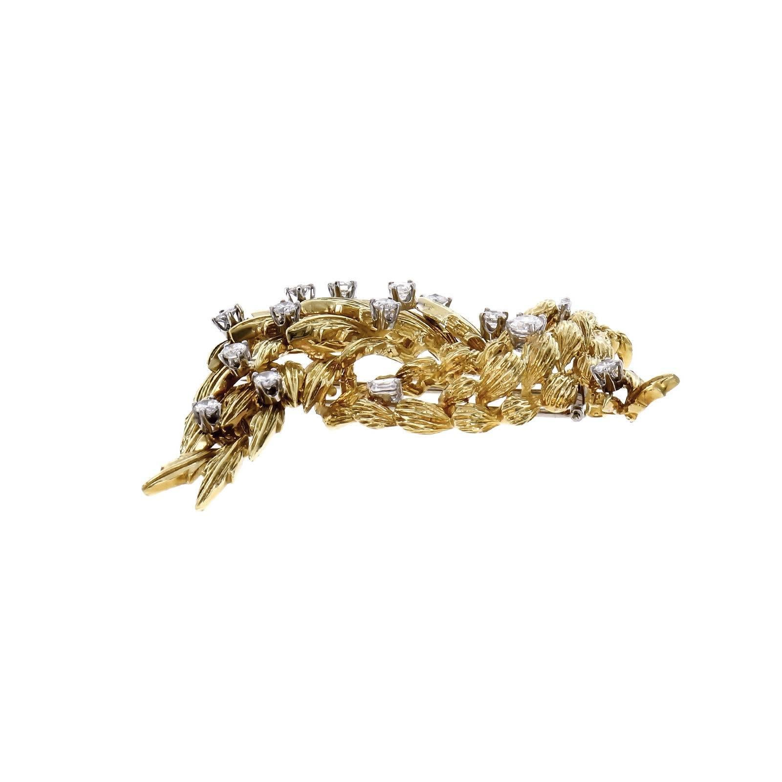 1.30 Carat Diamond Textured Gold Brooch In Good Condition For Sale In Stamford, CT