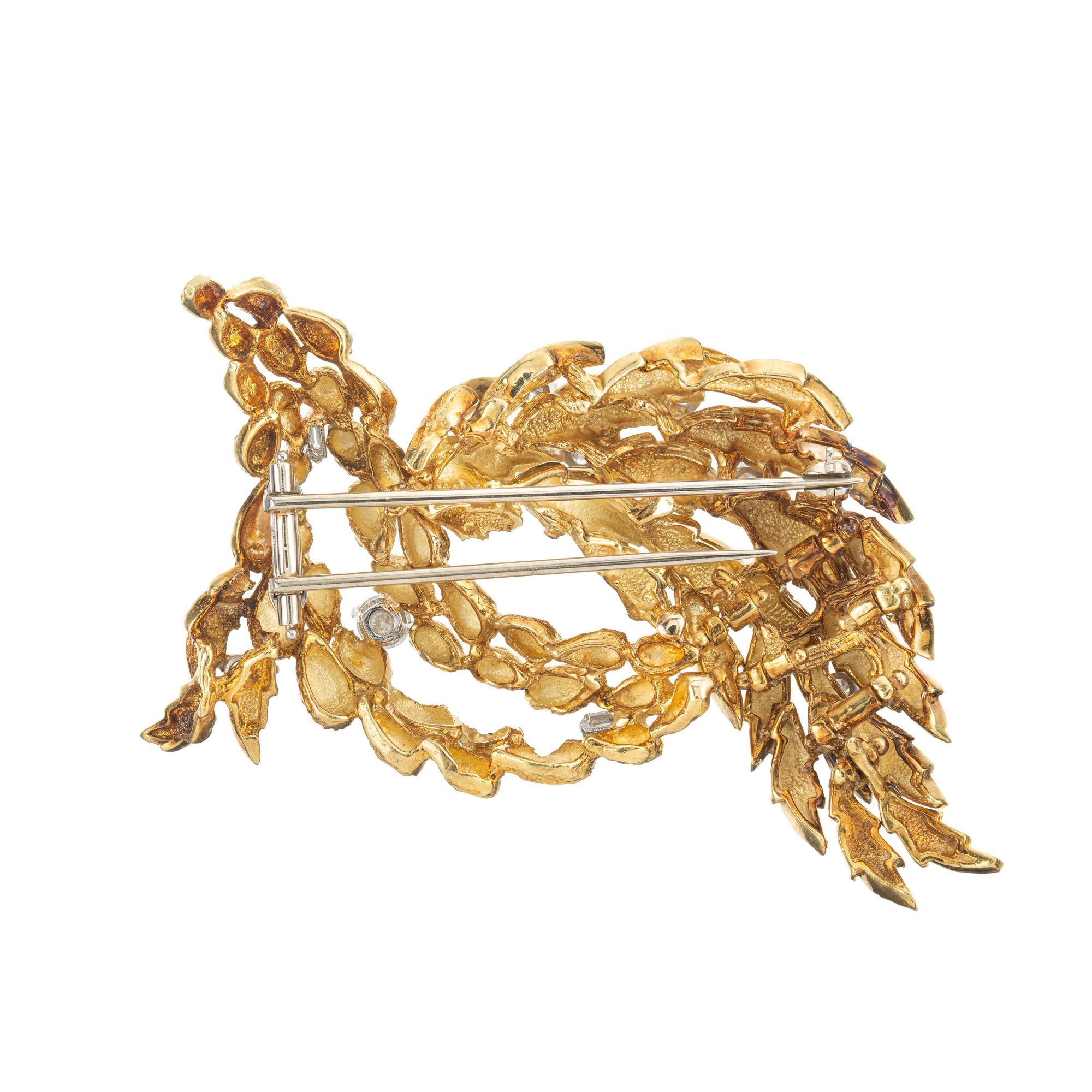 1.30 Carat Diamond Textured Gold Brooch In Good Condition For Sale In Stamford, CT