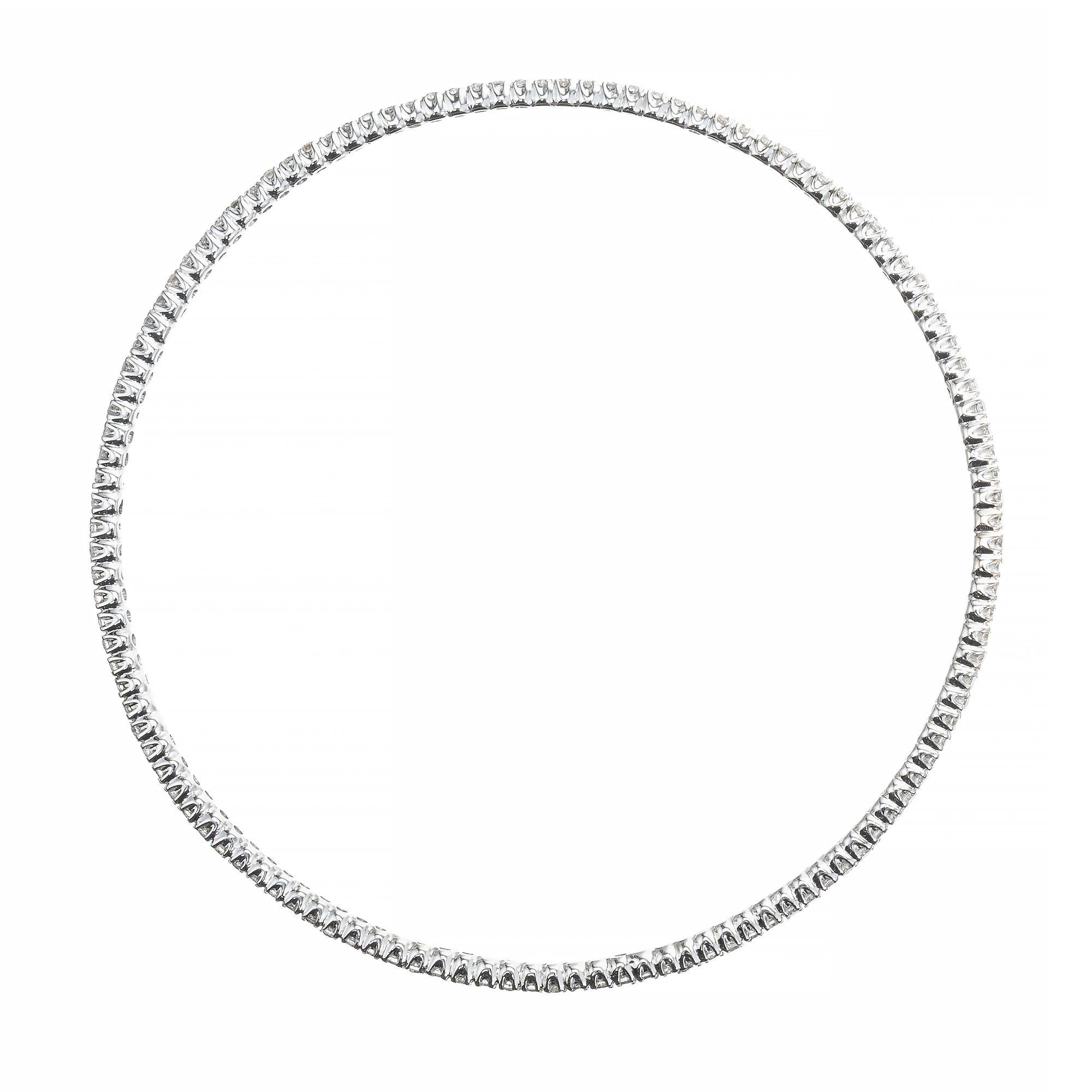 Glamouröser Armreif mit 1,30 Karat runden Diamanten aus 14 Karat Weißgold. Das Armband passt an ein 7-7,5 Zoll großes Handgelenk und ist ein zeitloses, modernes Schmuckstück. Die funkelnden weißen Diamanten, die in das Weißgold gefasst sind, lassen