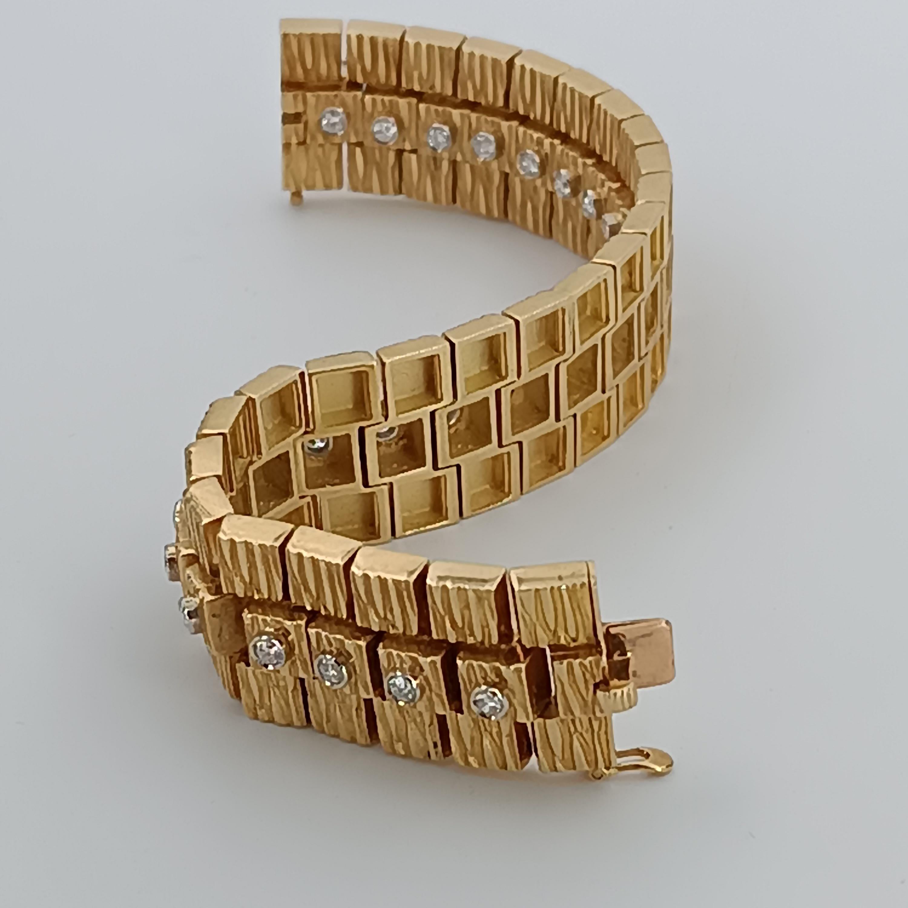 Beautifully designed made in Italy vintage flexible gold bark finished bracelet in 18-K yellow gold. the bracelet boasts  25 diamonds for aprox carat 1,30. the weigth of the bracelet is gr. 65,96 and the lenght  is 16.5 cm. the width is 1,8 cm. The