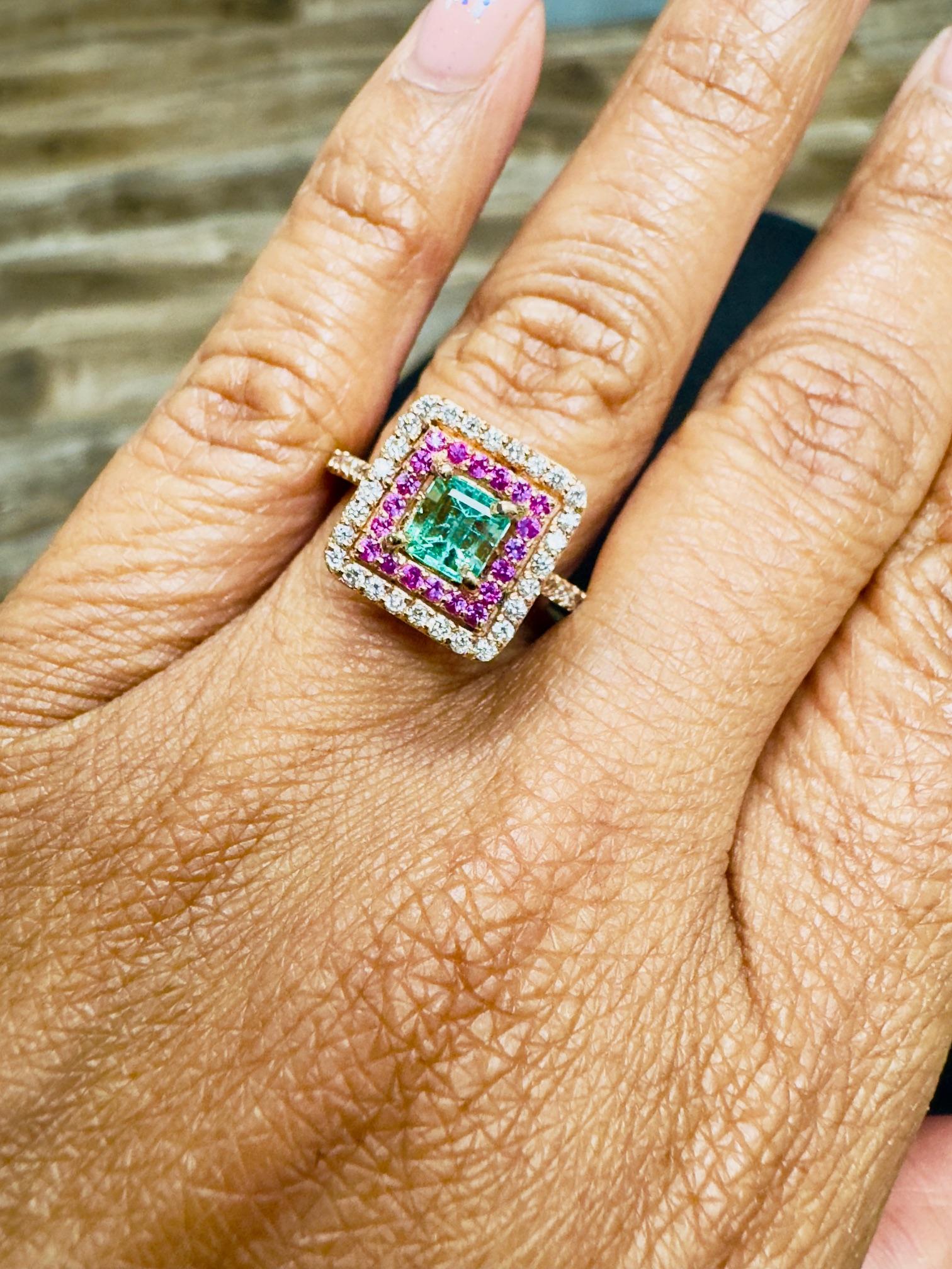 Bague de mariage en or rose avec double halo d'émeraudes, saphirs roses et diamants de 1,30 carat en vente 2