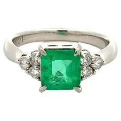 1.30 Carat Emerald Cut Emerald and Diamond Platinum Vintage Ring (bague vintage en platine)