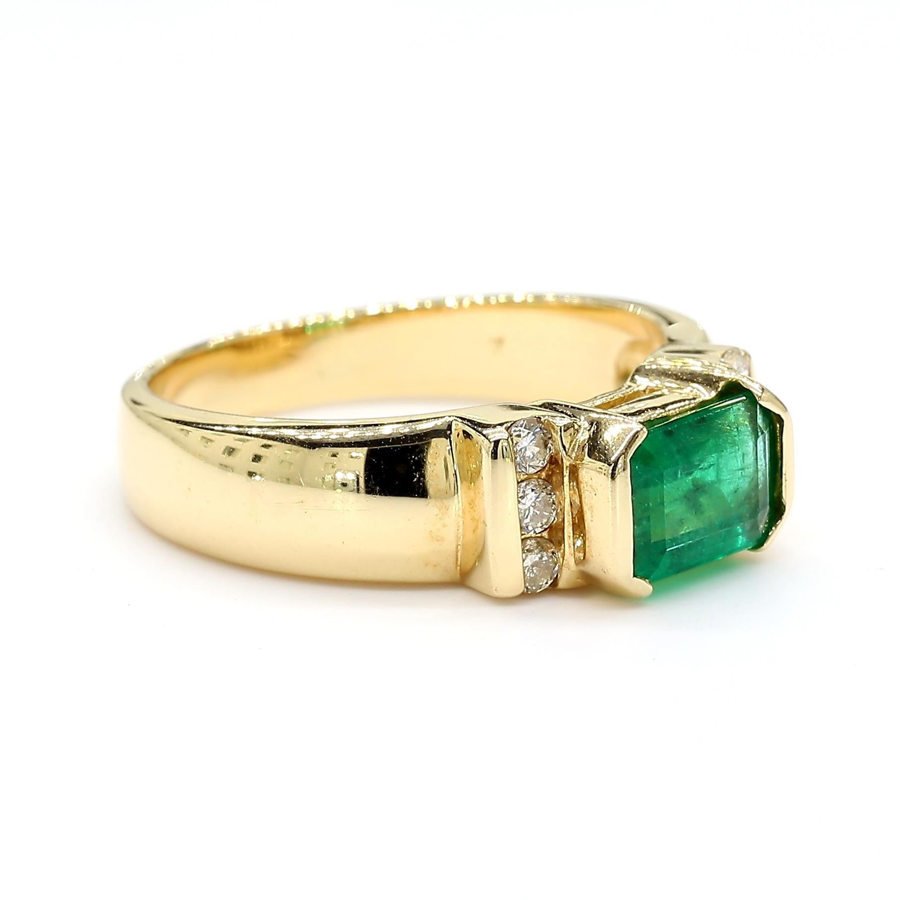 1.30 Carat Emerald Half Bezel East West Set 14K Gold Unisex Ring For Sale 4