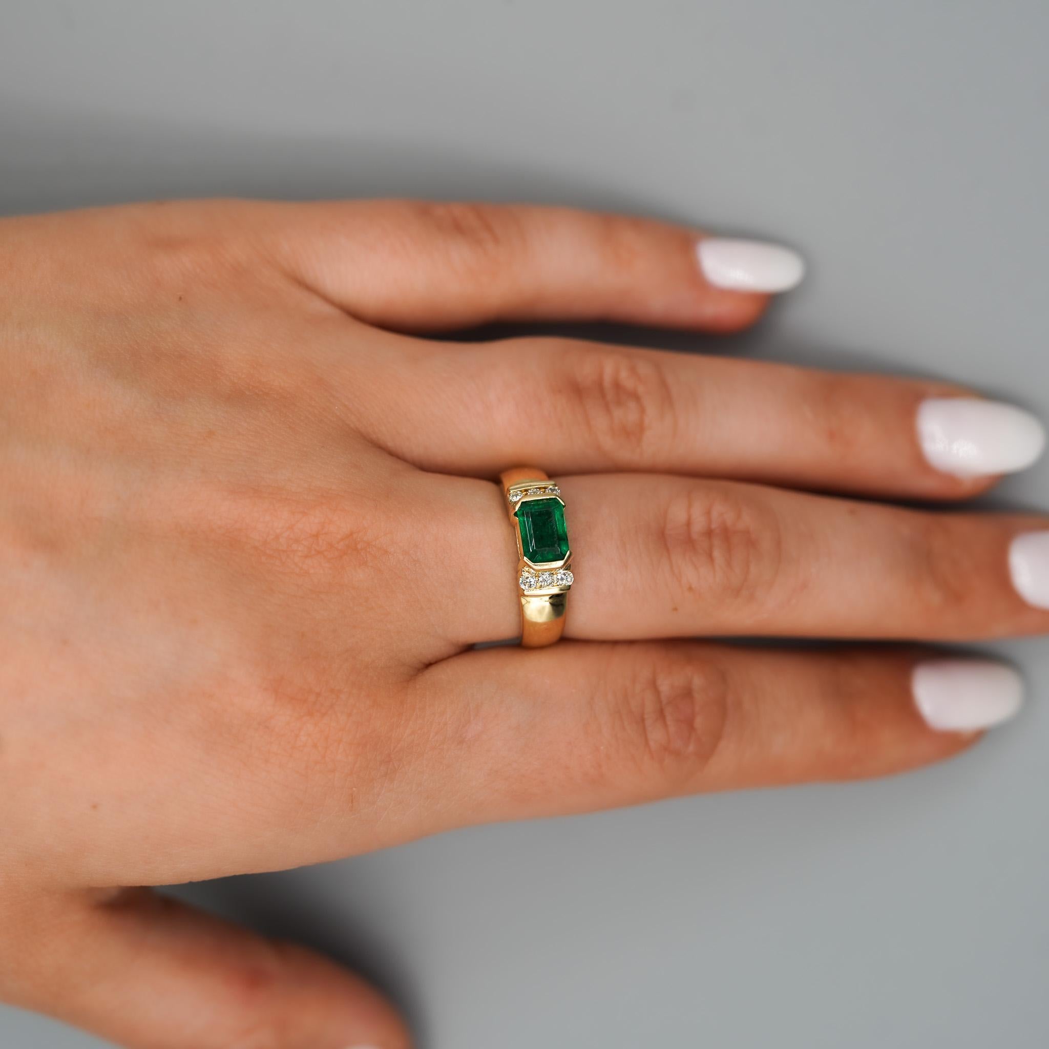 Modern 1.30 Carat Emerald Half Bezel East West Set 14K Gold Unisex Ring For Sale