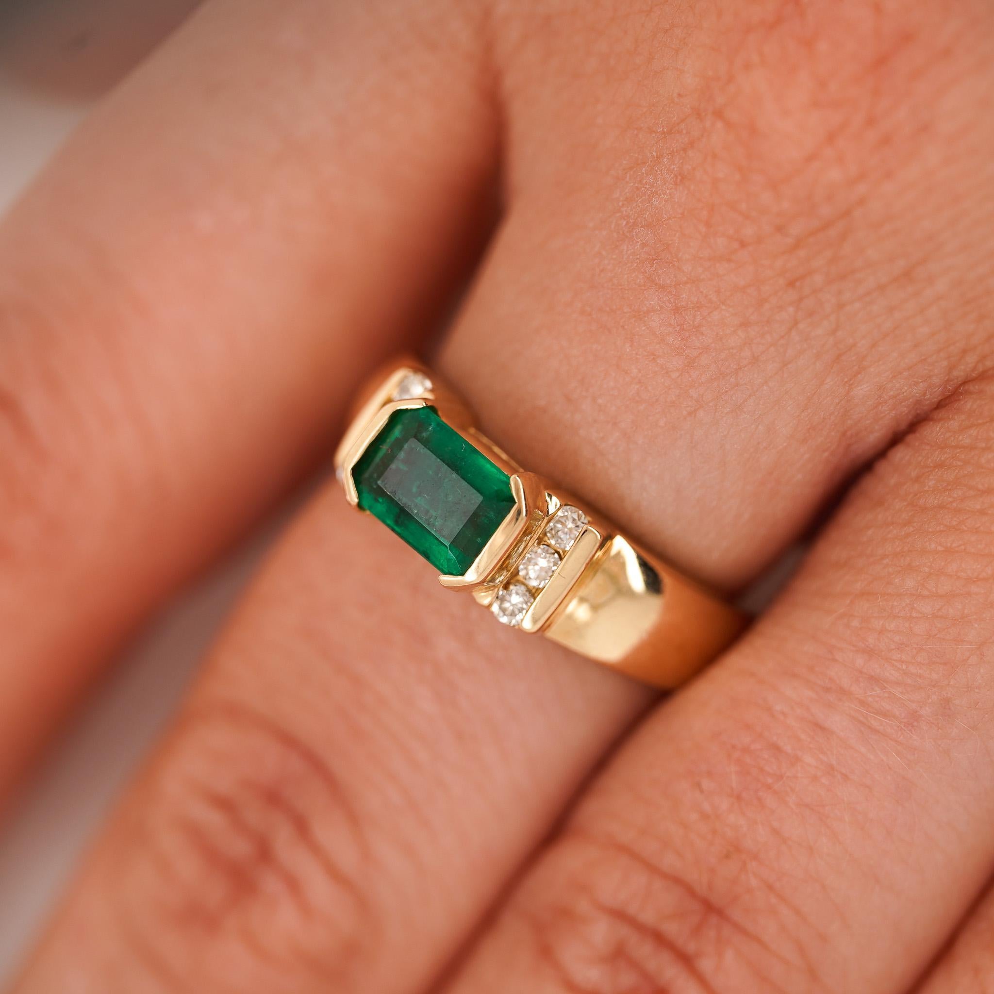 1.30 Carat Emerald Half Bezel East West Set 14K Gold Unisex Ring For Sale 1