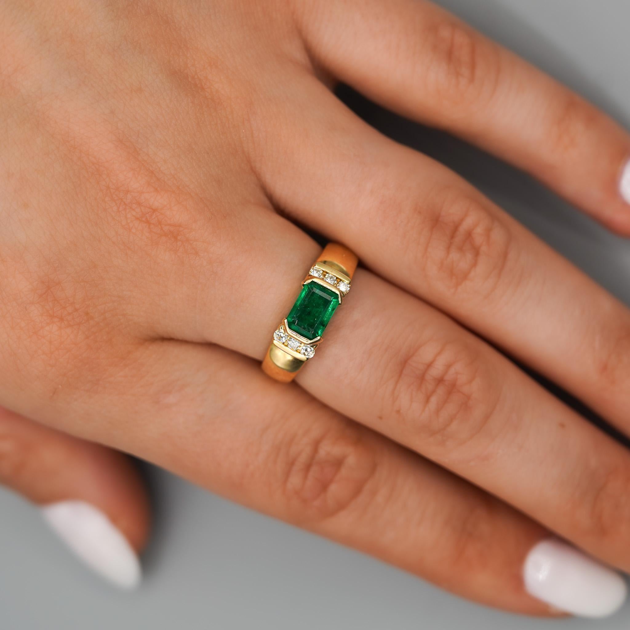 1.30 Carat Emerald Half Bezel East West Set 14K Gold Unisex Ring For Sale 2