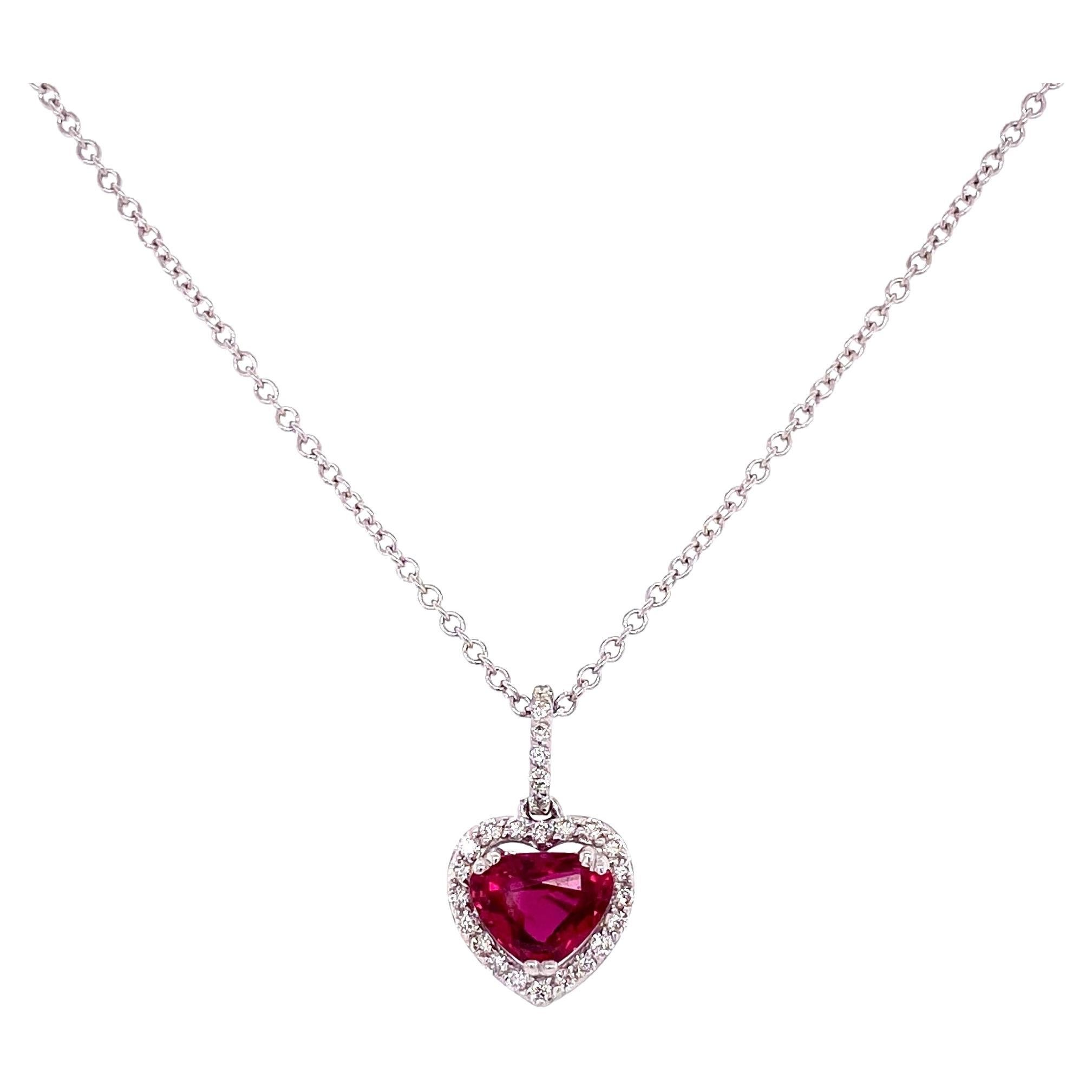 Collier pendentif cœur en or, rubis et diamants de 1,30 carat en vente