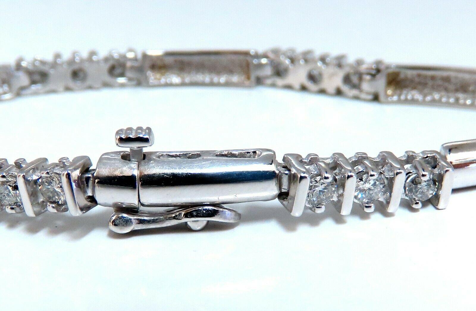 1.30ct Natural Rounds diamonds bracelet

Long Bar Linked

H-color Si-1 Clarity.

14kt. white gold.

Pressure clasp lock.

Safety catch.

11.2 grams.

6.5 inches long