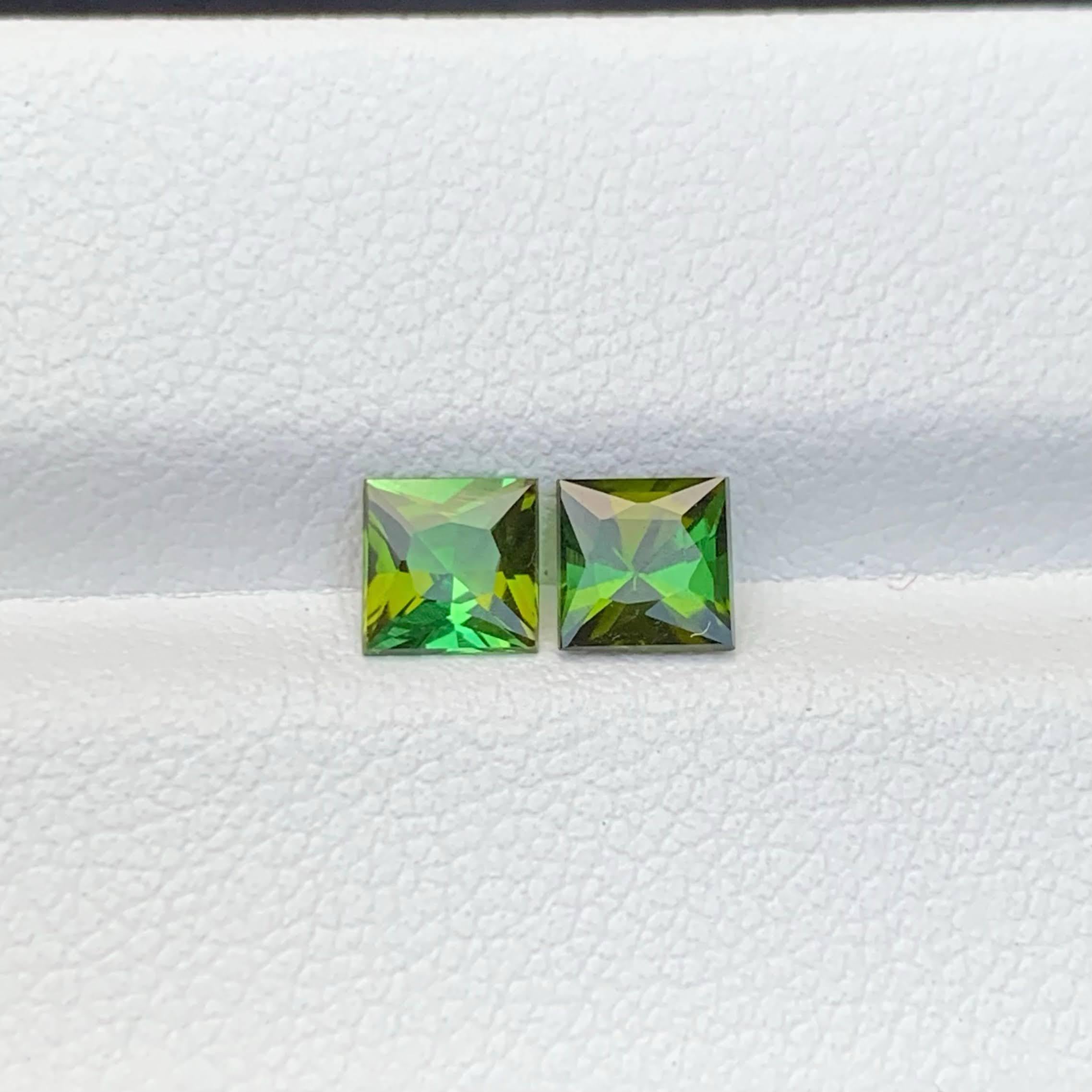 Poids 1,30 carat 
Dimensions 5.1x5.1x3.4mm
Traitement Aucun
Origine afghane 
Clarté VVS
Forme Coupe Asscher Fancy 





Cette paire de tourmalines vertes en vrac de 1,30 carat présente une superbe taille Asscher, mettant en valeur la brillance et la