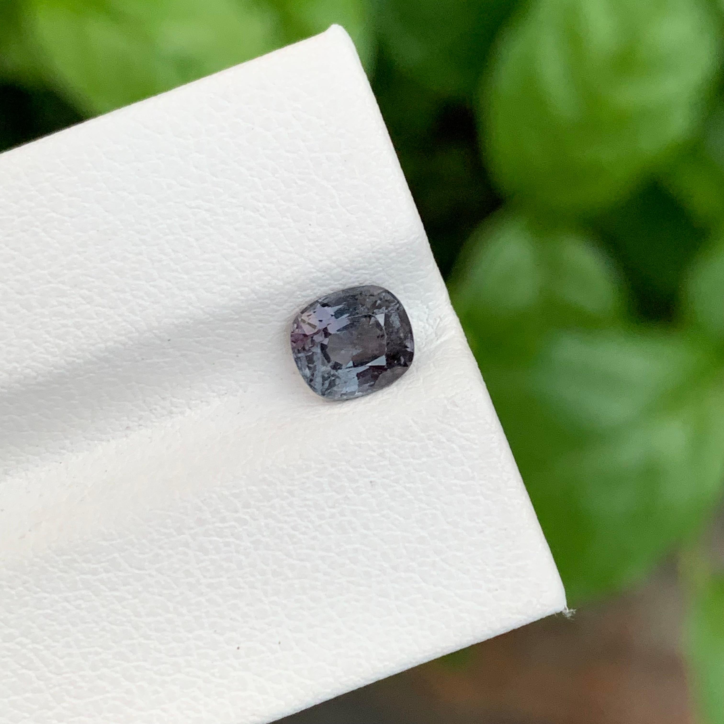 Taglio cuscino 1.30 Carati Nature Spinello grigio sfuso a forma di cuscino per gioielli in vendita