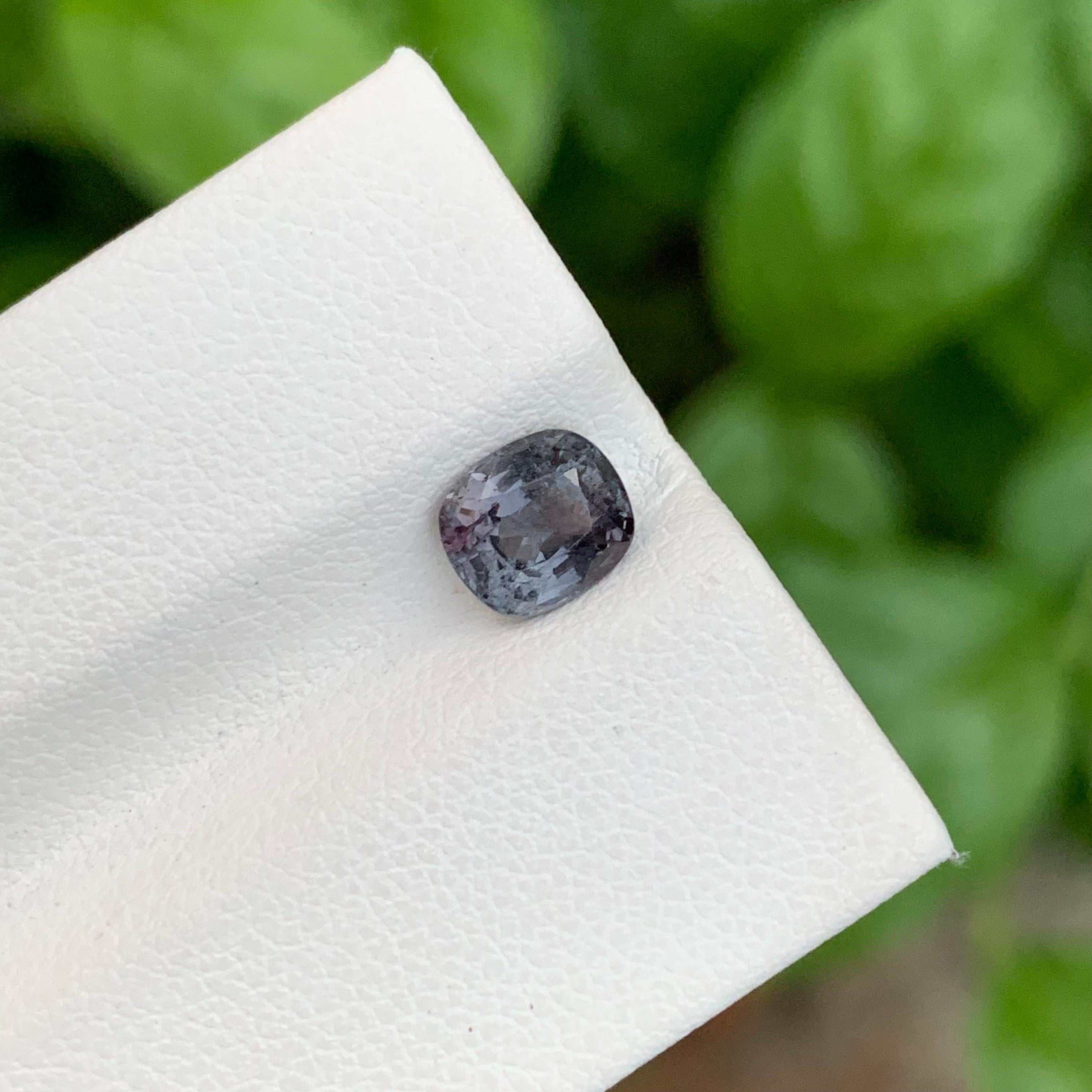 1.30 Carati Nature Spinello grigio sfuso a forma di cuscino per gioielli in vendita 3