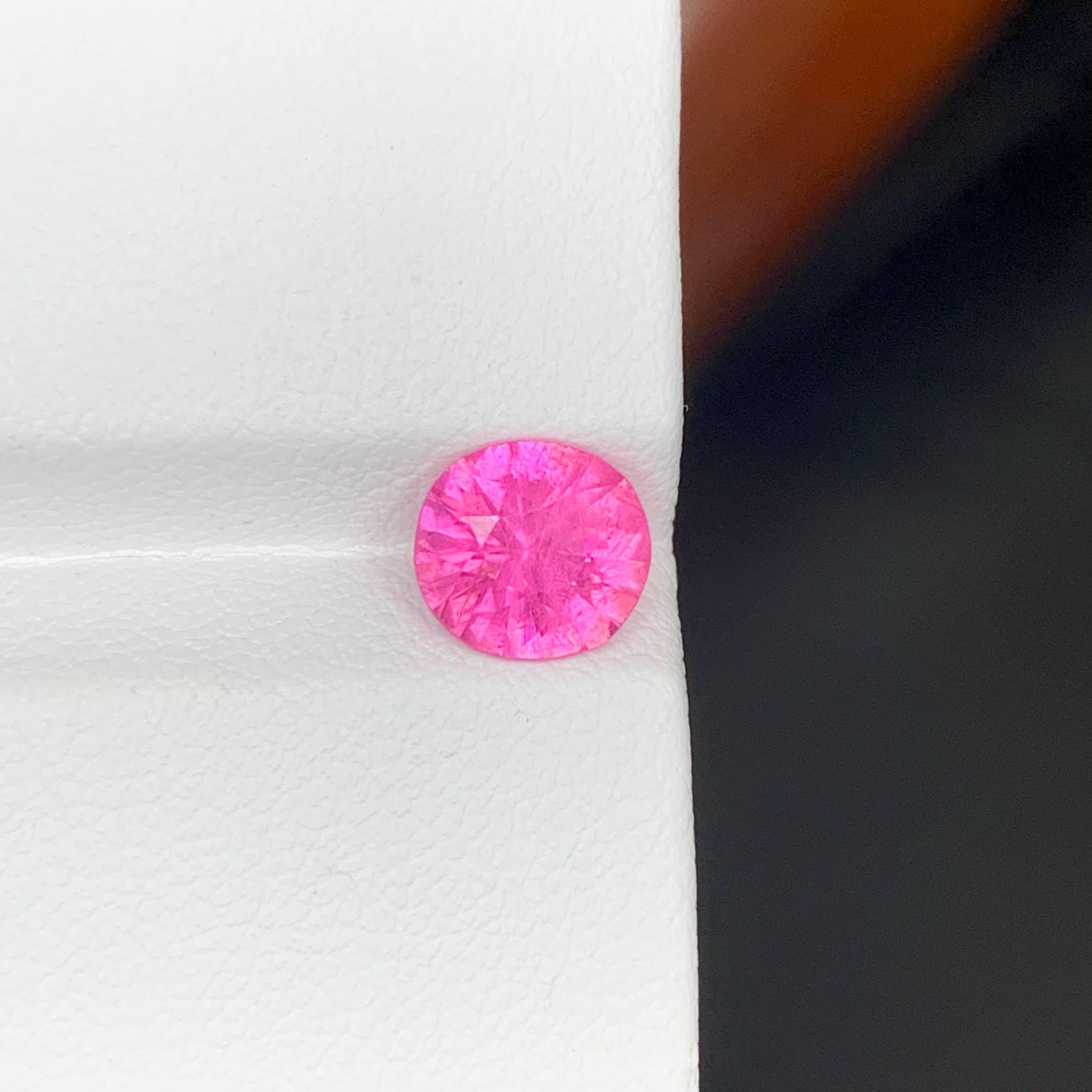 Peso 1,30 carati 
Dimensioni 7,4x6,9x4,5 mm
Trattamento Nessuno 
Origine afgana 
Chiarezza SI
Forma Taglio rotondo 




Questa tormalina rosa calda naturale sfusa da 1,30 carati abbaglia con la sua vivida tonalità rosa elettrico e la sua eccezionale