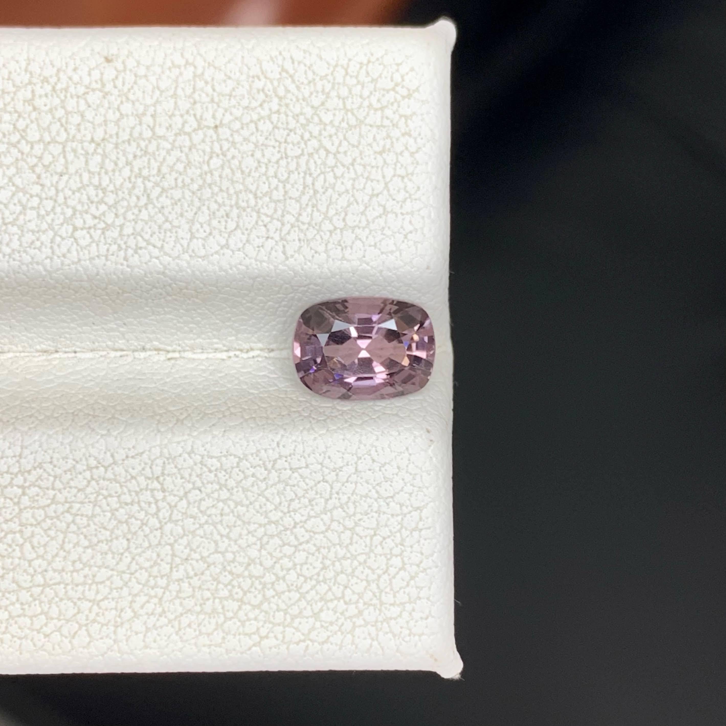 Peso 1,30 carati 
Dimensioni 7,7x5,6x4,0mm
Trattamento Nessuno 
Origine Birmana 
Chiarezza VVS 
Forma taglio cuscino 




Questo squisito spinello violaceo da 1,30 carati proveniente dalla Birmania mostra un'accattivante miscela di toni viola e