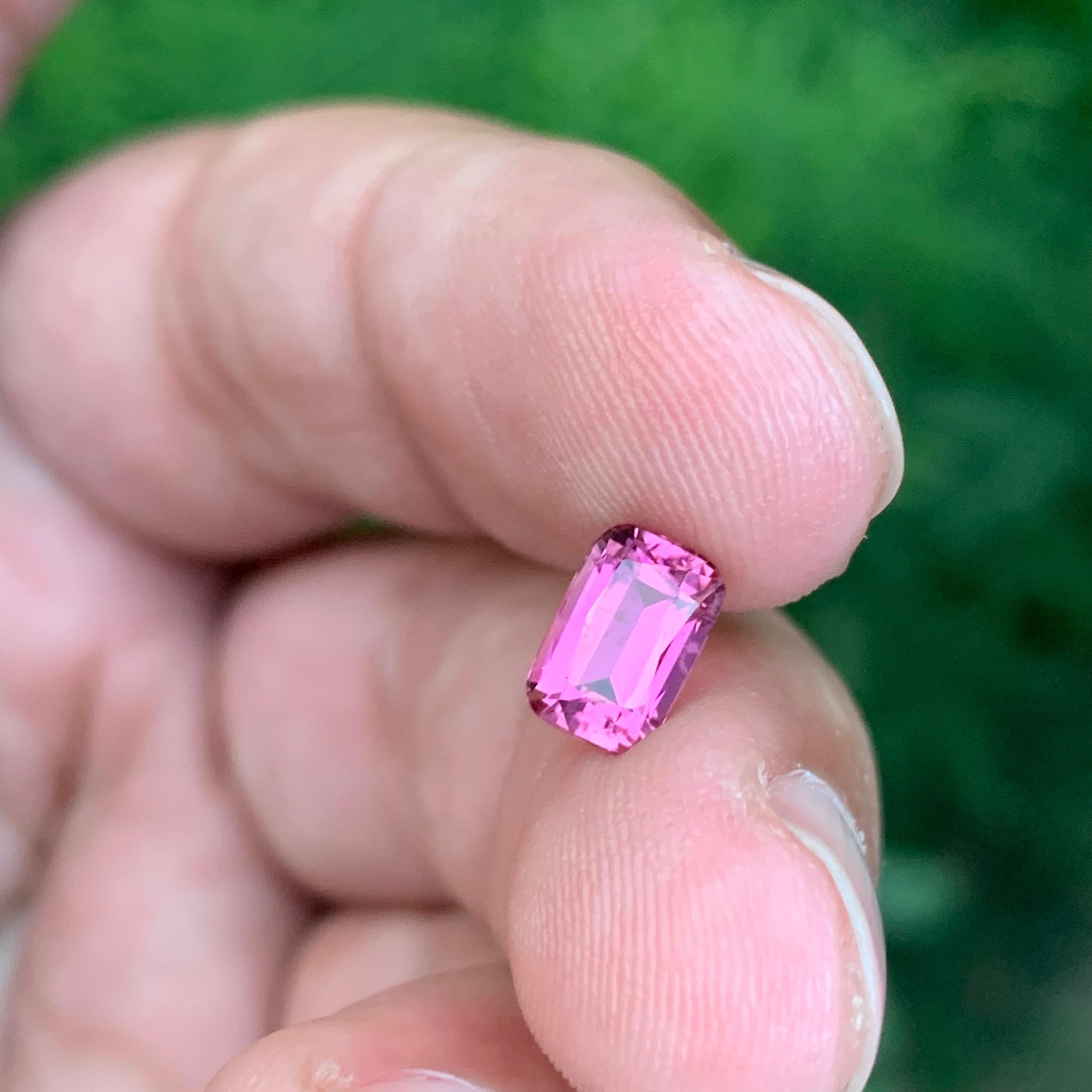 Tourmaline rose naturelle non sertie de 1,30 carat, pierre précieuse de forme coussin longue en vente 4