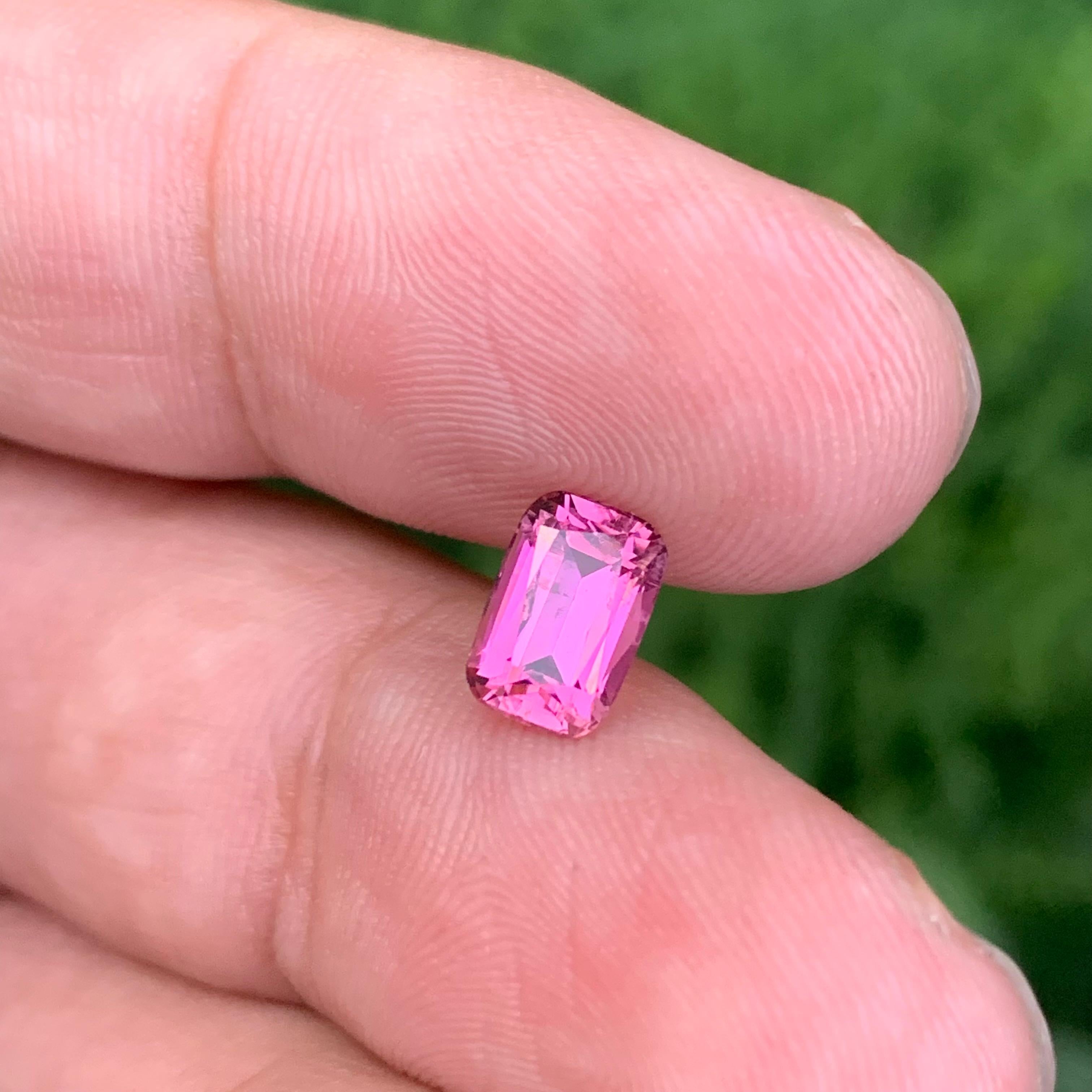Tourmaline rose naturelle non sertie de 1,30 carat, pierre précieuse de forme coussin longue en vente 5