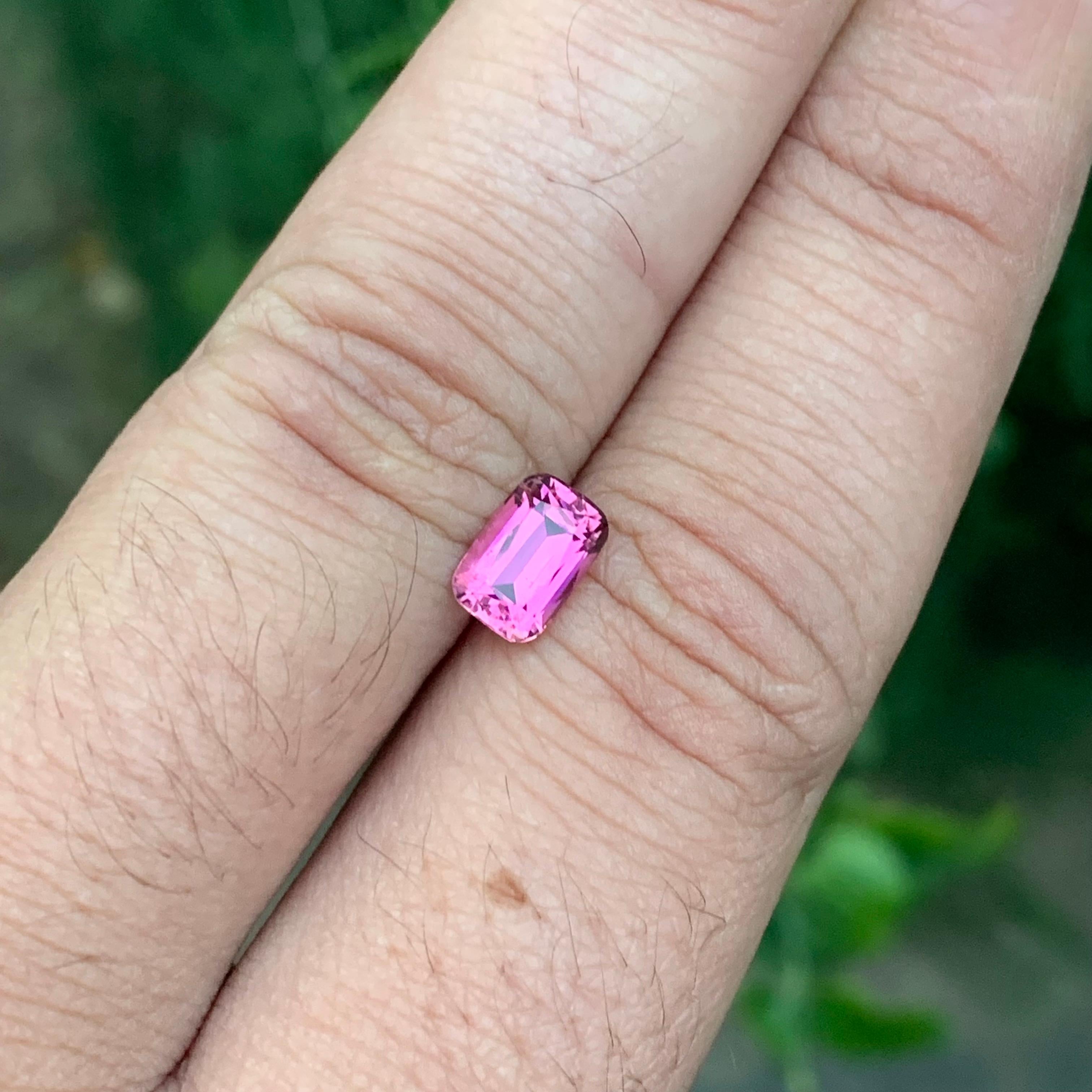 Tourmaline rose naturelle non sertie de 1,30 carat, pierre précieuse de forme coussin longue en vente 6