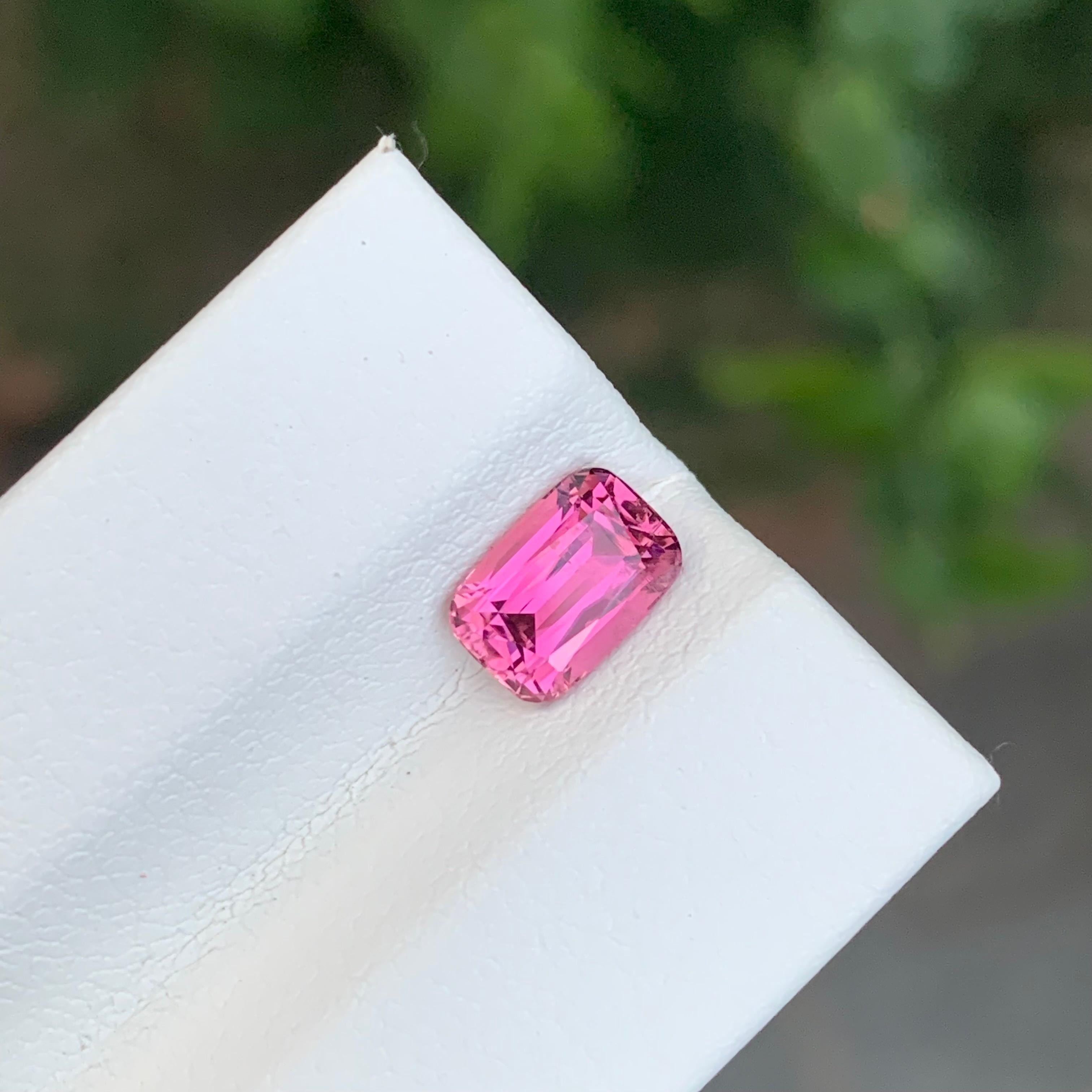 Tourmaline rose facettée

Poids : 1,30 carat
Dimension : 7,7 x 5,2 x 4,1 mm
Couleur : Rose 
Traitement : Non
Certificat : Sur demande du client
Forme : Coussin long 


La tourmaline est une pierre précieuse captivante connue pour sa remarquable