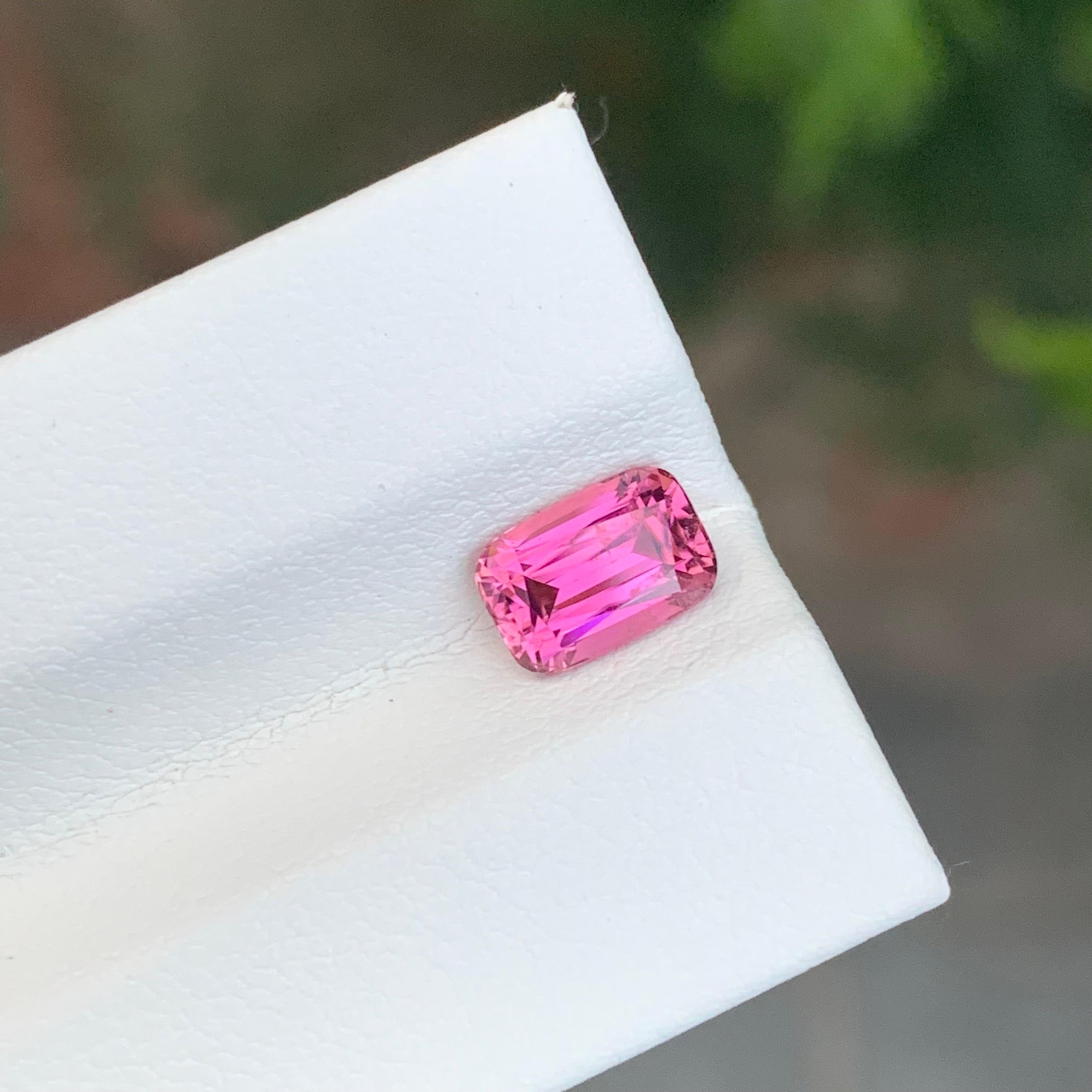 Arts and Crafts Tourmaline rose naturelle non sertie de 1,30 carat, pierre précieuse de forme coussin longue en vente