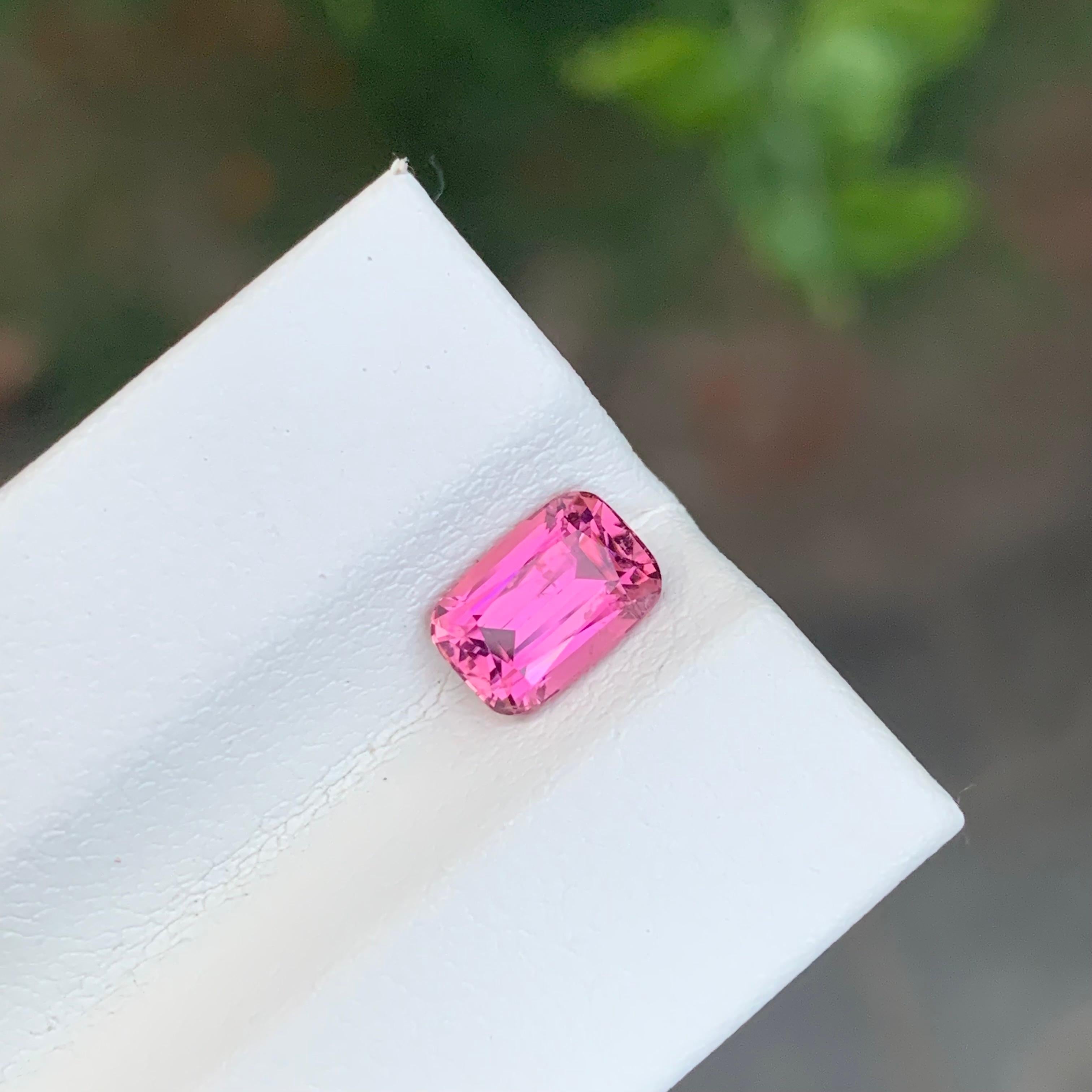 Taille émeraude Tourmaline rose naturelle non sertie de 1,30 carat, pierre précieuse de forme coussin longue en vente