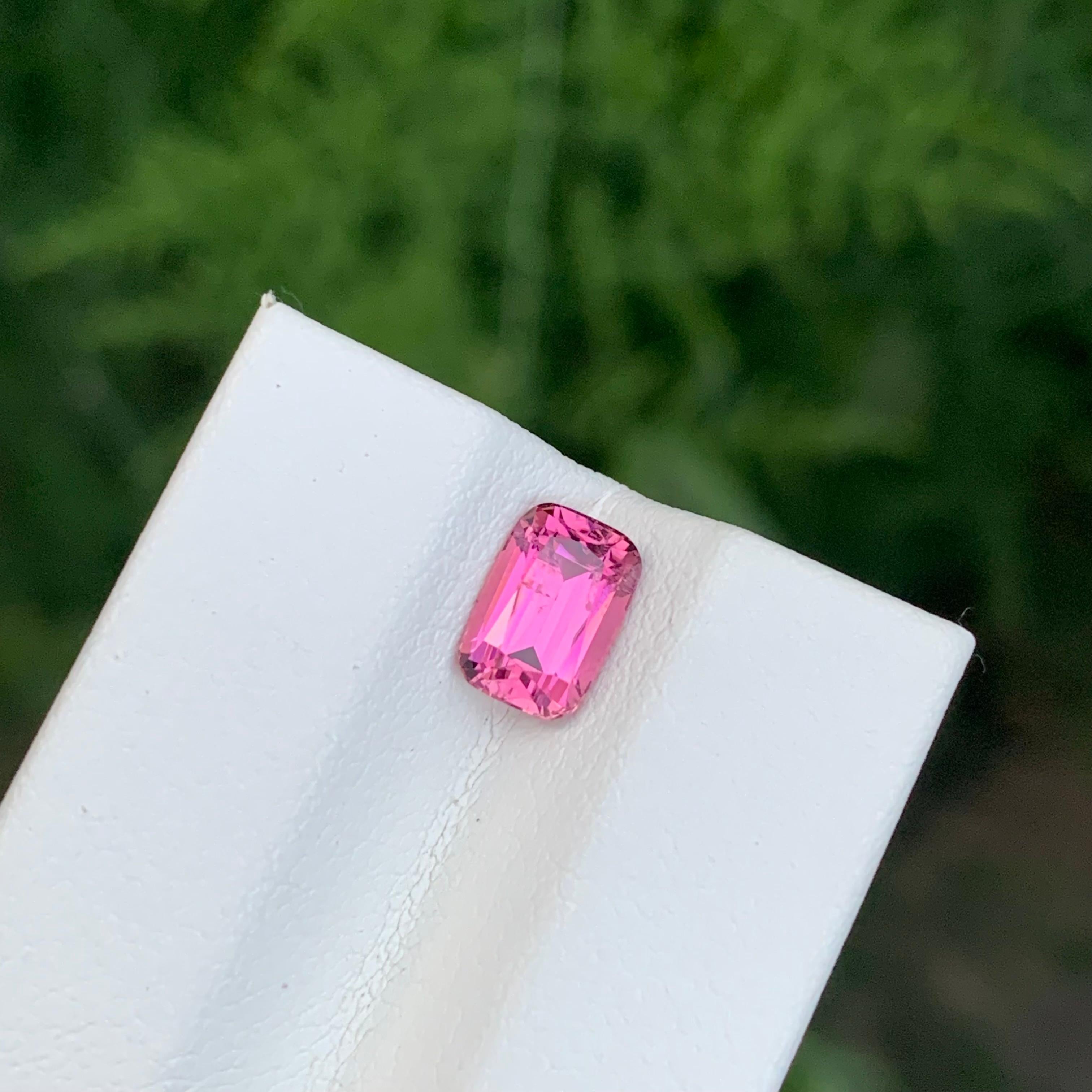 Tourmaline rose naturelle non sertie de 1,30 carat, pierre précieuse de forme coussin longue Unisexe en vente