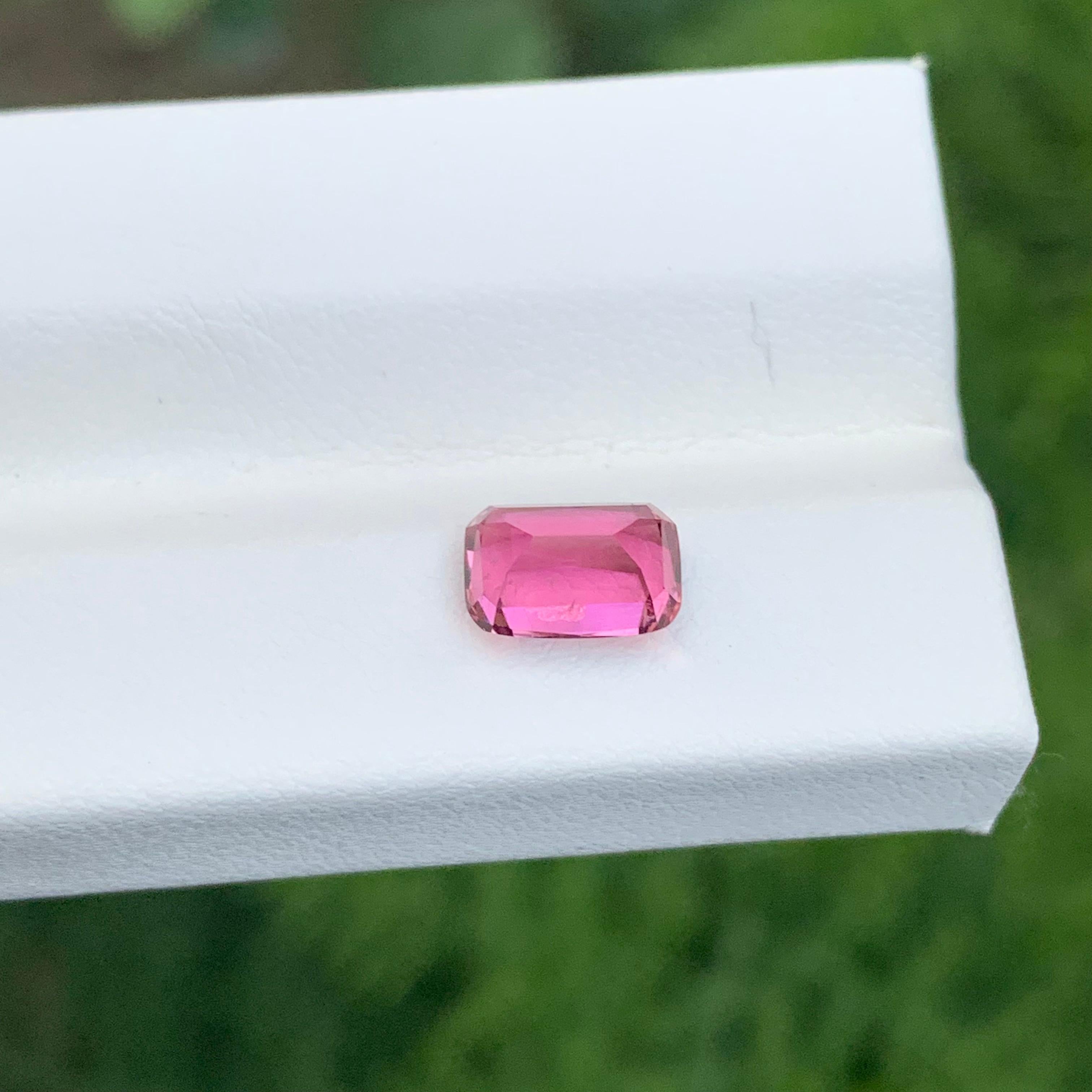 Tourmaline rose naturelle non sertie de 1,30 carat, pierre précieuse de forme coussin longue en vente 1