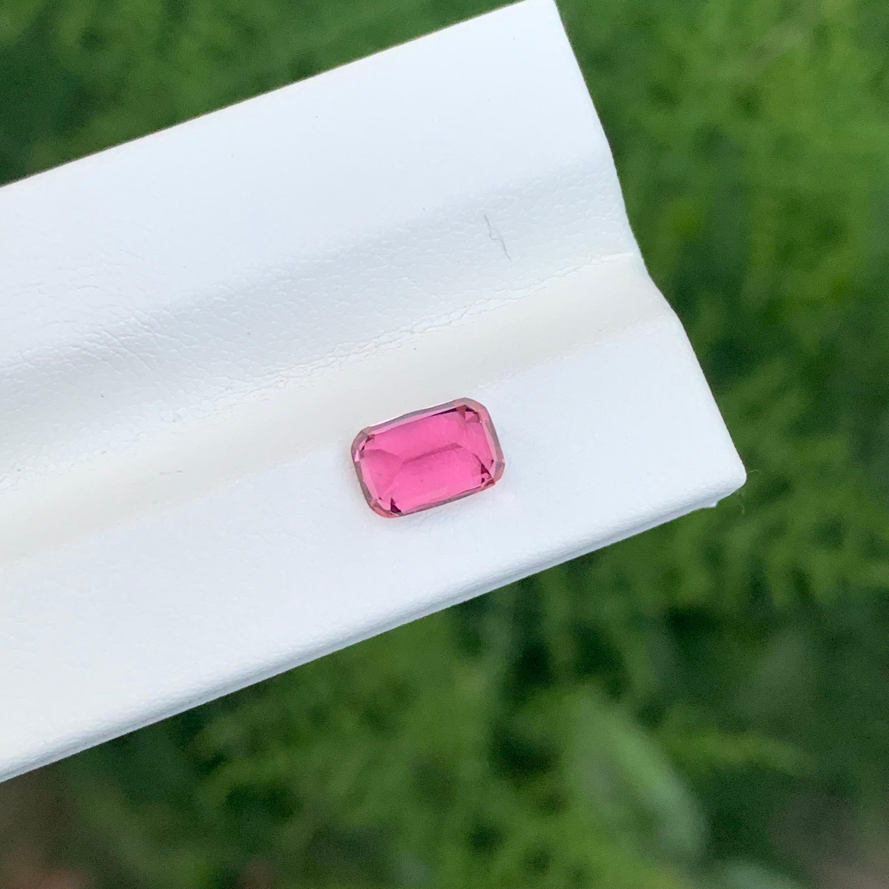 Tourmaline rose naturelle non sertie de 1,30 carat, pierre précieuse de forme coussin longue en vente 2