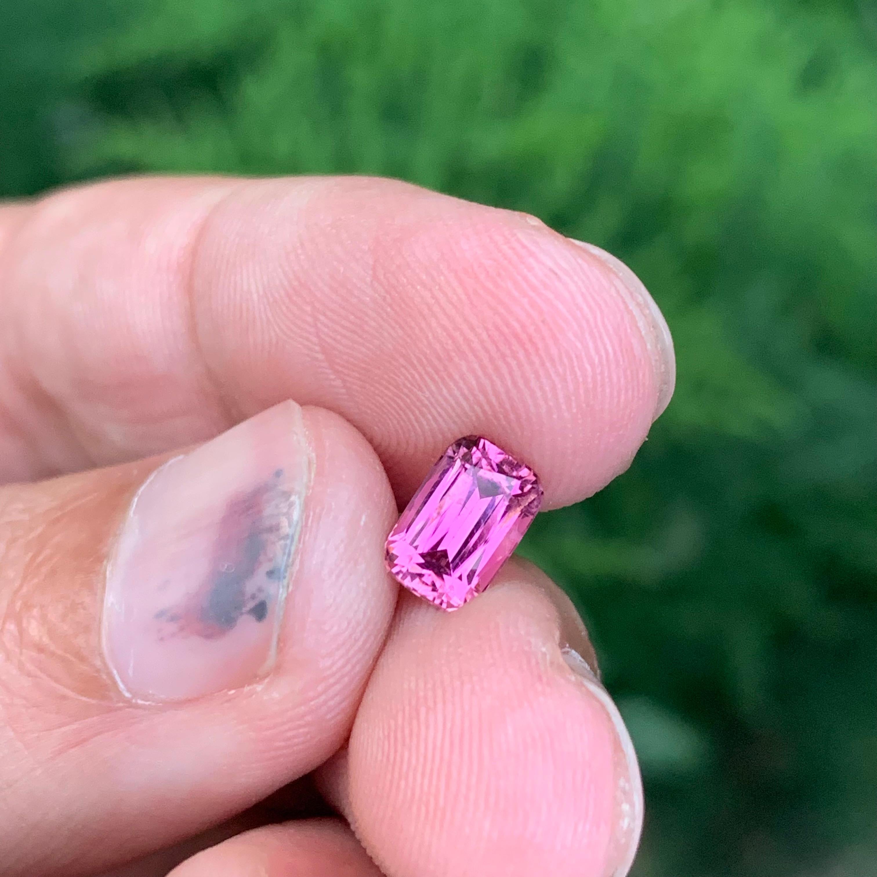 Tourmaline rose naturelle non sertie de 1,30 carat, pierre précieuse de forme coussin longue en vente 3