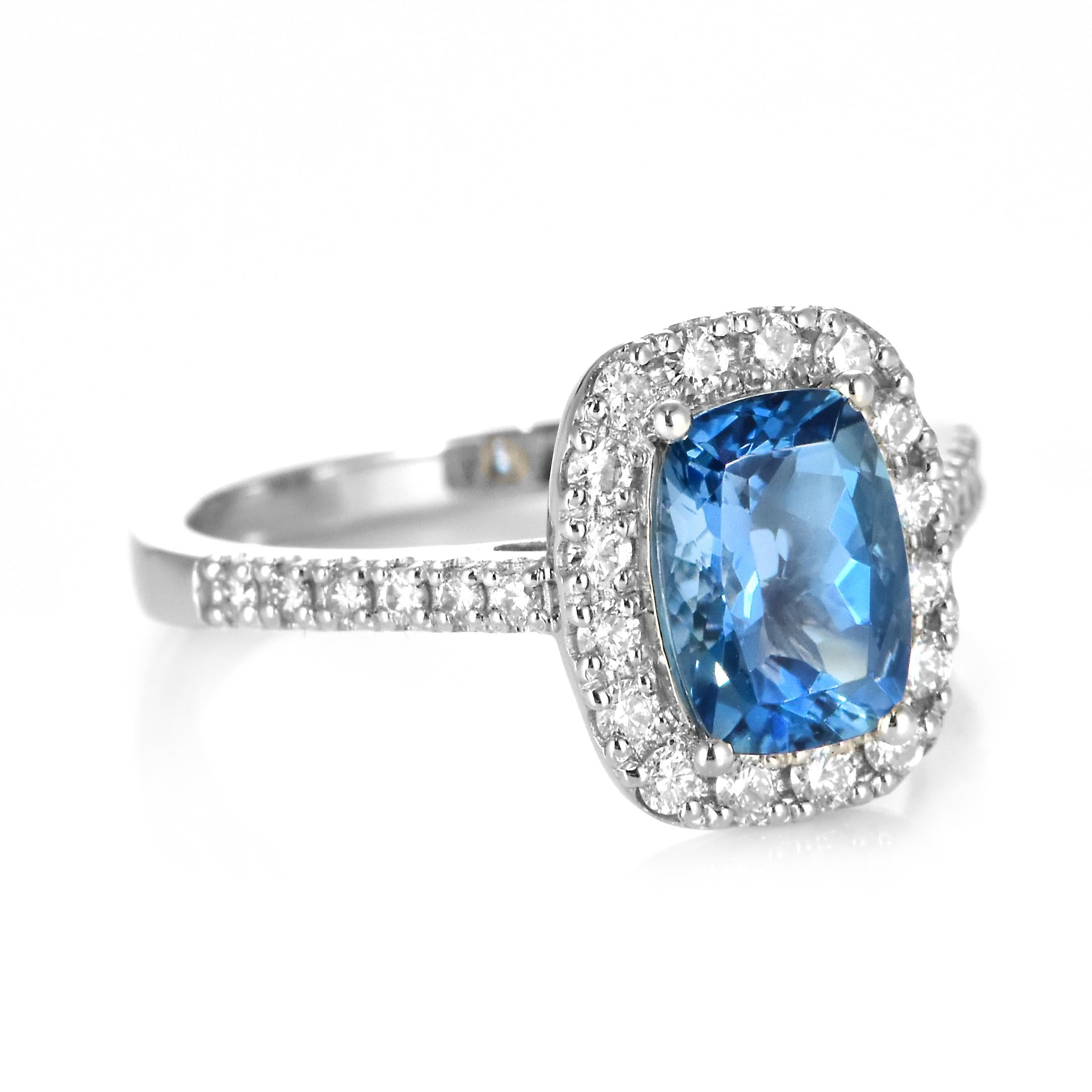 Modern 1.30 Carat Natural Santa-Maria Aquamarine and Diamond Ring Made in Platinum For Sale