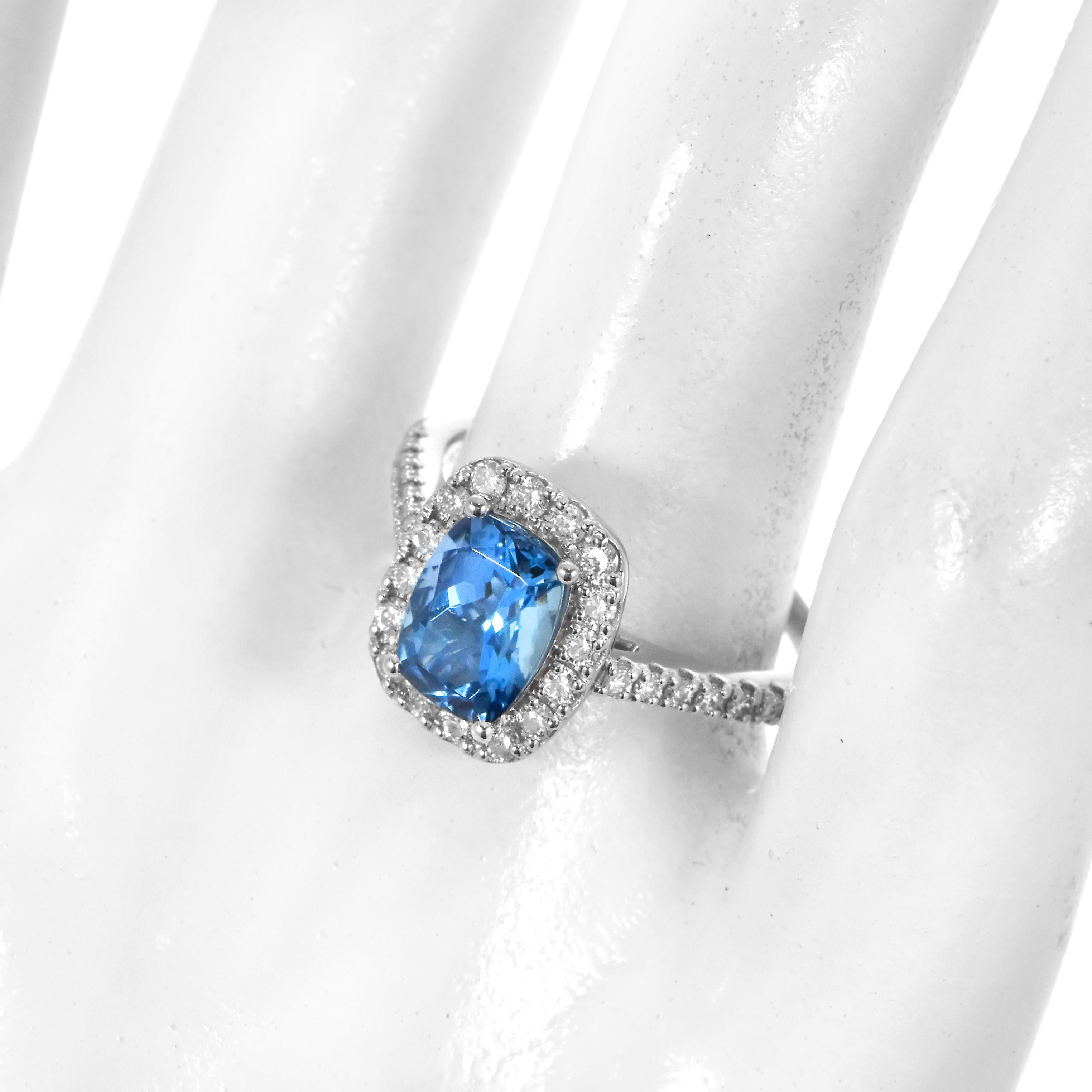 1.30 Carat Natural Santa-Maria Aquamarine and Diamond Ring Made in Platinum In New Condition For Sale In Tokyo, JP
