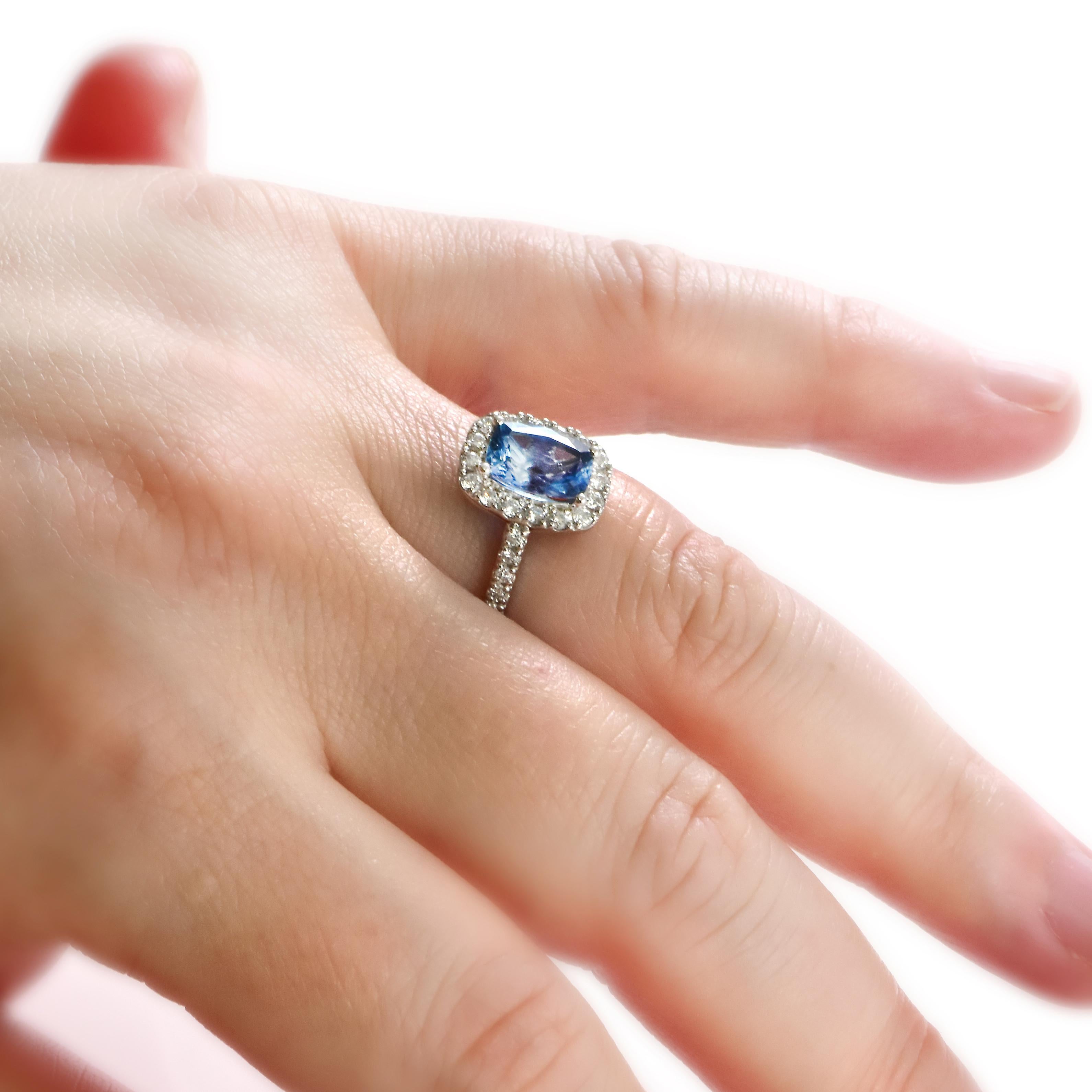 Women's 1.30 Carat Natural Santa-Maria Aquamarine and Diamond Ring Made in Platinum For Sale