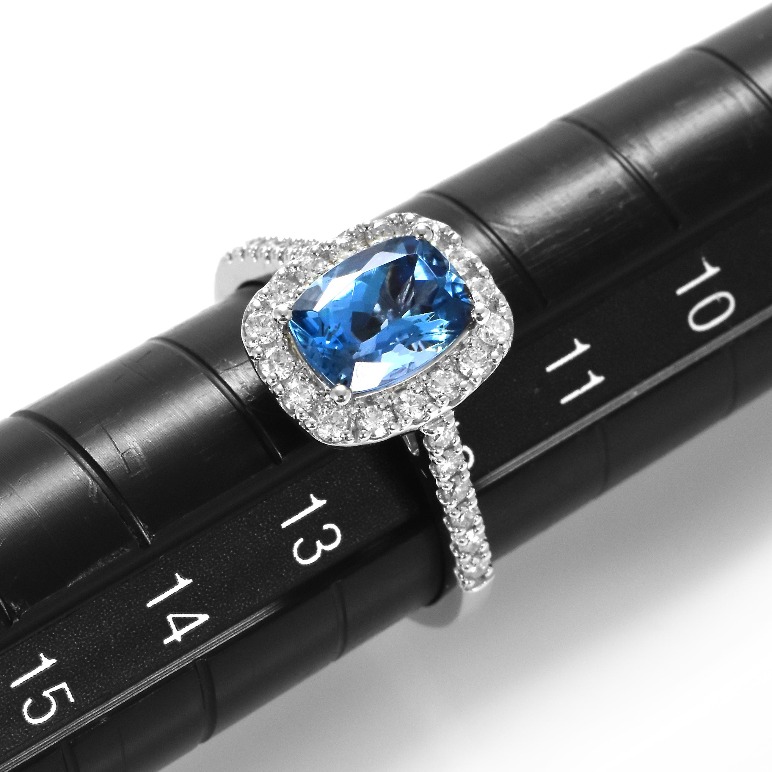 1.30 Carat Natural Santa-Maria Aquamarine and Diamond Ring Made in Platinum For Sale 3