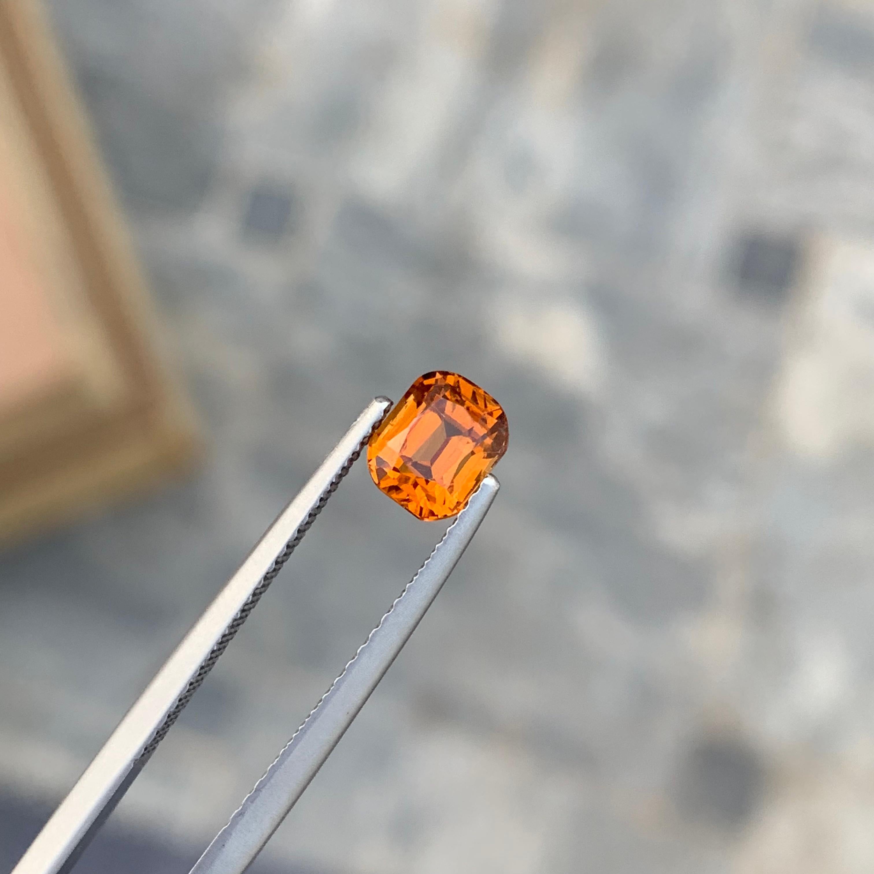 Taille coussin Bague en forme de coussin en grenat spessartine orange Fanta de 1,30 carat en vente