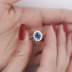 1,30 Karat Oval Tiefblauer Saphir & runder Diamant 18K Weißgold Ring